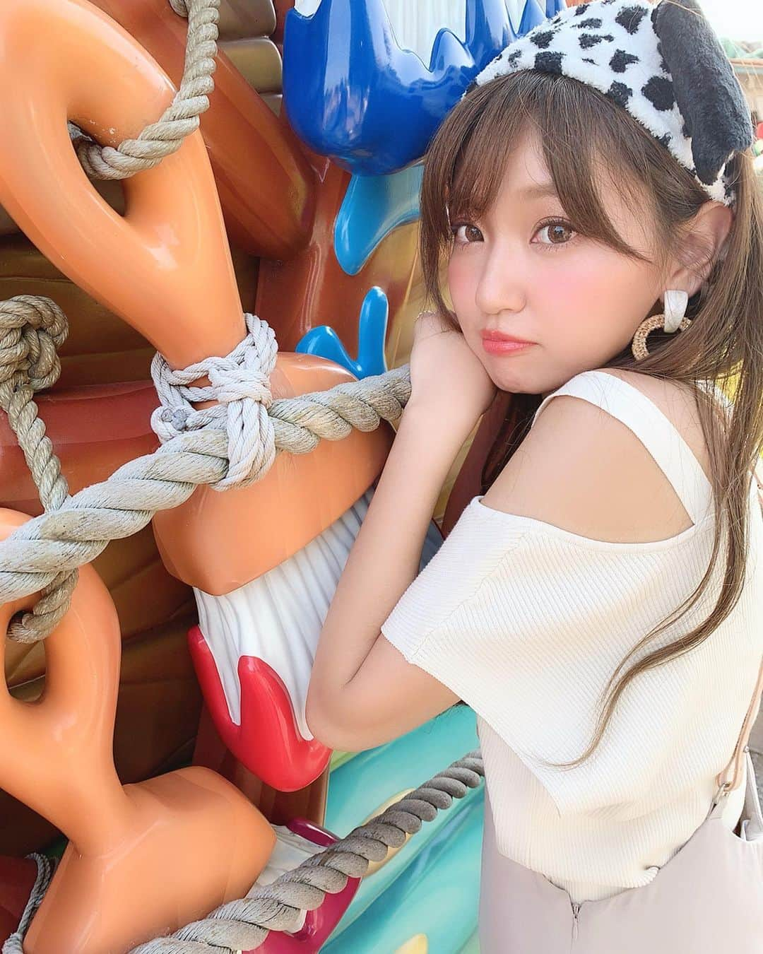 いっちゃん/嶋津 いつみさんのインスタグラム写真 - (いっちゃん/嶋津 いつみInstagram)「. . ねぇー😗👉🏻 . ディズニーの写真まだあるの🙄❤️ . . . . . . . . 101匹わんちゃんの耳付けてんけどな、 ギリギリまでマイクが乗っかってるやつにするか 悩んだ😩💨💨💨 . . . 実は…マイク好きやねん💚👀 ギョロ目ちゃんって呼んでるww . . . . . 次行くときは絶対ギョロ目ちゃんにするー😾💓💓💓 . . . . . こういう被り物は 女の子っぽい可愛い💕感じのは 選ばない派です🙆‍♀️⭐️ . . . . . . #ディズニー  #ディズニーランド #ディズニーコーデ #関西  #関西サロモ  #サロンモデル #サロモ #いっちゃん  #フリーモデル #関西モデル  #あざといっちゃん #かわいっちゃん #ブライダルモデル #アレンジモデル #ヘアカラー  #ヘアアレンジ #撮影依頼受付中 . . . . . . . .  7月8月のお仕事依頼受付中です🧚🏻‍♀️💜」6月27日 21時28分 - istumiiiru