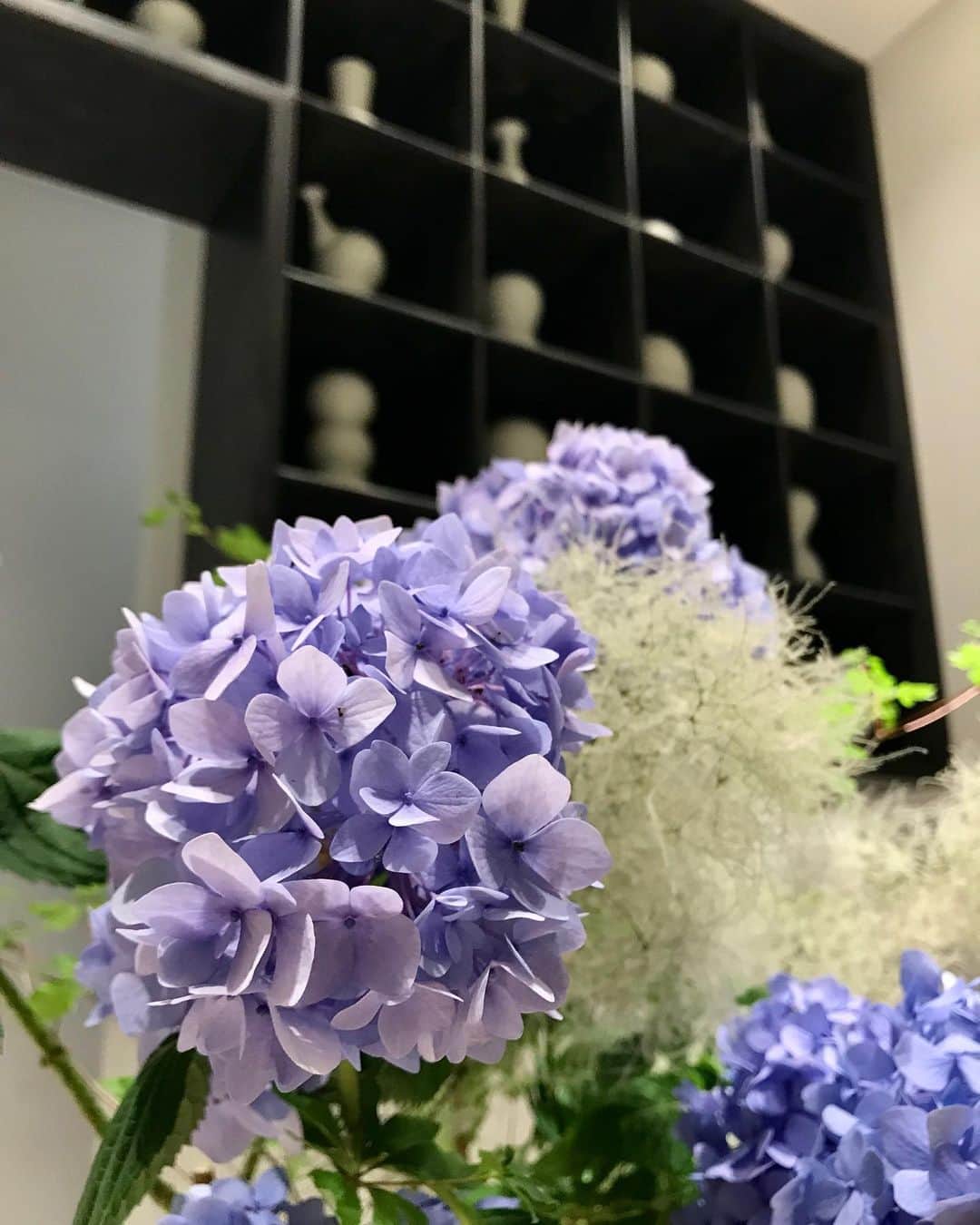 Andaz Tokyo アンダーズ 東京さんのインスタグラム写真 - (Andaz Tokyo アンダーズ 東京Instagram)「☔️ The best part about rainy season in Tokyo are the colorful hydrangea dotting the city 💜💙 You can also find them brightening up the #blendbar at AO Spa. #aospa」6月27日 21時34分 - andaztokyo