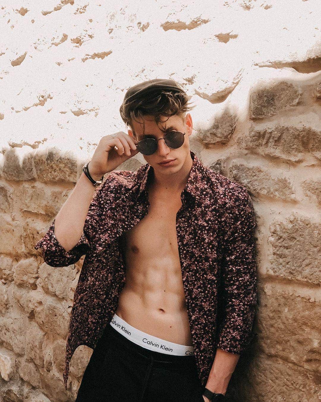 のインスタグラム：「Sun’s up, #shades 🔛 ⠀⠀⠀⠀⠀⠀⠀⠀ @_harryss_ is celebrating National #SunglassesDay in our Unisex Round glasses. #CALVINKLEIN 📸: @hannahalexandraa_ ⠀⠀⠀⠀⠀⠀⠀⠀ Shop now 🔝[US]」