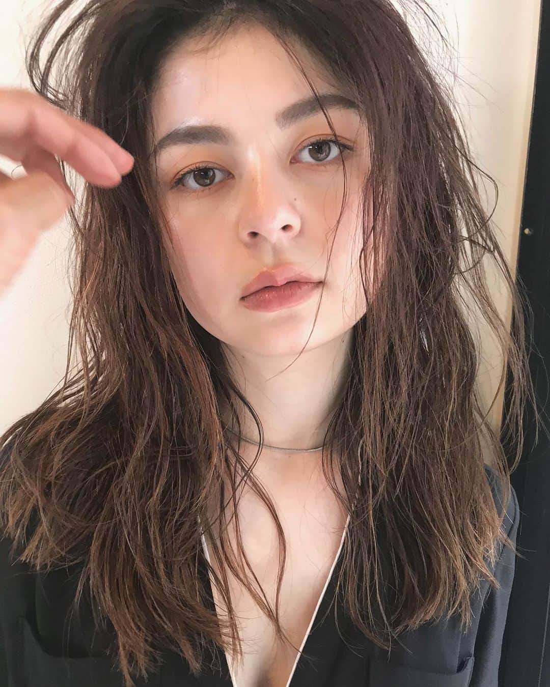 カワシリアツシのインスタグラム：「柔らかくザックリ🌿 ・ ・ ・ ・ブリーチの回数がわからない。 ・値段が気になる。 ・ダメージが心配。など なんでもご気軽にご相談ください😊 ・ ご予約やご相談はURLもしくはDM・LINEにて待ちしております🙆‍♂️ ・ ・ ・ ご予約はトップページURLをクリック😊 もしくはDMください✉️ ・ ネットで×になってても お取りできるお時間もございますので、 ご気軽にご相談ください🙆‍♂️ ・  #アディクシー #イルミナカラー  #外国人風カラー #ミニボブ #切りっぱなしボブ #ハイライト #外ハネ #グラデーション #外国人風 #ポートレート #美容室 #美容院 #美容学生 #撮影 #東京 #渋谷  #ショートヘア #グレージュ  #ブルージュ #ブリーチ #portrait #フィルムカメラ #hairstyle #ショートカット #haircolor #ハイトーン #데일리룩 #时尚 #แฟชั่น#デジキュア」