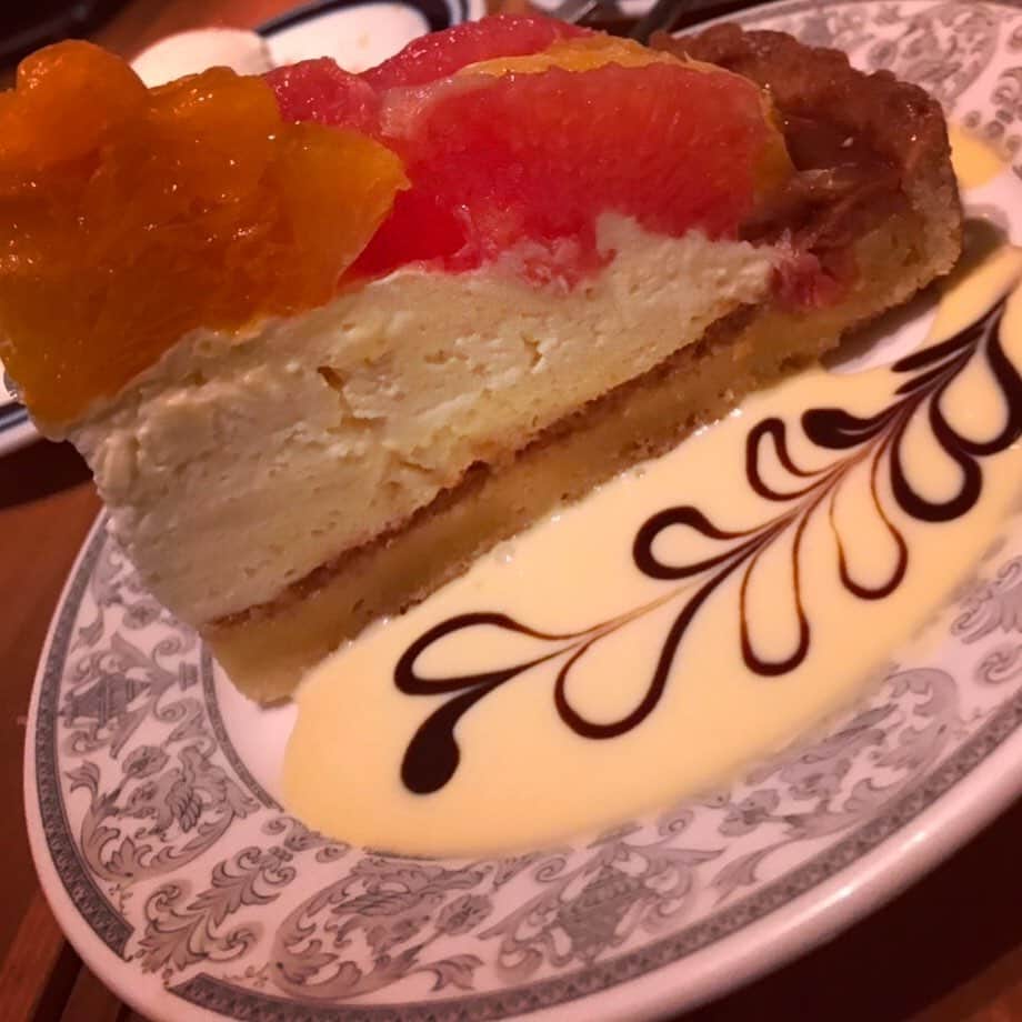 小野晴香さんのインスタグラム写真 - (小野晴香Instagram)「こないだいただいたオレンジとグレープフルーツのタルト🧡 柑橘系のタルトさっぱり食べれて結構すき！  これは社長撮影の写真。 ほんと #無駄にうまい  #技術ある風にとるお方 🥴🙌」6月27日 21時39分 - haaa_ho