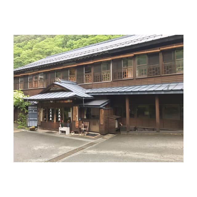 川口智美のインスタグラム：「#宮沢賢治 も愛した #大沢温泉 へ♨️ いい湯だった〜。 #山水閣 #花巻 #温泉」