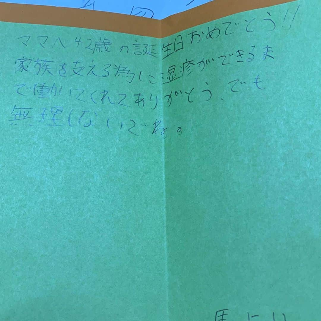 村田友美子さんのインスタグラム写真 - (村田友美子Instagram)「私事ですが、今日で42歳になりました🤩🤩🤩 なおちゃん @nao_ota930 とのランチだと思ったら、目の前にたくさんの友人たちが🥺 会場はゆるめるカラダ色に染まっていて😭😭😭 こないだ舞台で観てから再燃した妻夫木聡くんのおめんをなおちゃんが夜なべしてつくってくれてw  この友人たちは私が自宅でトレーナーを初めた頃から支えてくれ信じてついてきてくれたいわばユミコア初期メンバー。 この友人たちがいなければ今の私はなかったと思います。  当時、ただの主婦だった新米トレーナーの私を信じて毎週通ってくれたみんなには感謝しかありません。 ユミコア人気トレーナー @nao_ota930  @harupin26  @kiyononagai  も初期メンバーだったんです♥️ yumicoreメソッドはたくさんの方々の支えと愛情があって今があります。 このメソッドで多くの人が健康になったり幸せになったりしてもらえるようにこれからも愛情たっぷりのレッスンを皆様に届けたいと思います♥️ おうちに帰ってきたら子供達が半ば強制的に書かせた手紙をくれました🤣  とっても幸せな誕生日でした。 そして、本を買ってくださり、感想を下さる皆様のメッセージ、本当に嬉しく最高のプレゼントです😊 なんと、発売2日で重版が決定し50000部になりました。 皆様本当にありがとうございます😊  #誕生日は嬉しいな #サプライズは嬉しいな #出版記念も #妻夫木聡もかけつけてくれた #くびれ母ちゃんのゆるめるカラダ  #2日で重版50000部 #装飾担当は毎年センス良すぎな @pivoine.sach  #グレーとピンク #めったに服を着ない私のワンピースは @keikosasaki_mylan  #年とるのも悪くない #みんながいてこその今 #子供達からの手紙 #湿疹は働きすぎなわけじゃないんだけど #そういうことにしとく #最高のサプライズ #今度は私がみんなを幸せする #yumicorebody」6月27日 21時51分 - yumicorebody