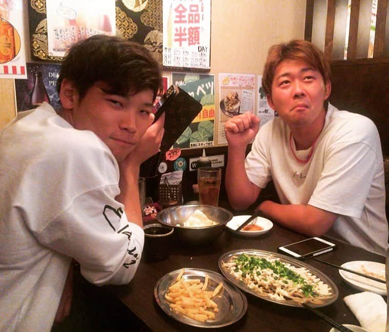 吉田凌のインスタグラム：「ルーキー2人の相手をしながらご飯食べに来てます！笑 交流戦で初勝利挙げた人と首位打者と楽しく盛り上がってます！笑 明日からまた試合が始まるので精一杯頑張っていきます！👍 僕もこの2人のようにチームの勝利に貢献出来るように投げていきたいです！⚾️ #荒西さん#中川さん#ご飯会#明日からも#頑張ります」