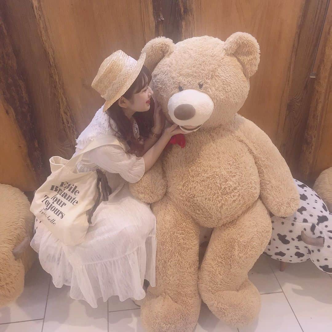 青木菜花のインスタグラム：「.﻿ .﻿ ここのカフェ可愛い🧸♡﻿ ﻿ 沢山質問きていたこのワンピースは﻿  @deisylotte_official さんのです〜！🌼﻿ ﻿ 可愛くてお気に入り麦わら帽子もかわよき👒﻿ .﻿ . #ワンピース #deisylotte #くま #新大久保カフェ #instafashion #なのふぁっしょん #instalike #l4like」