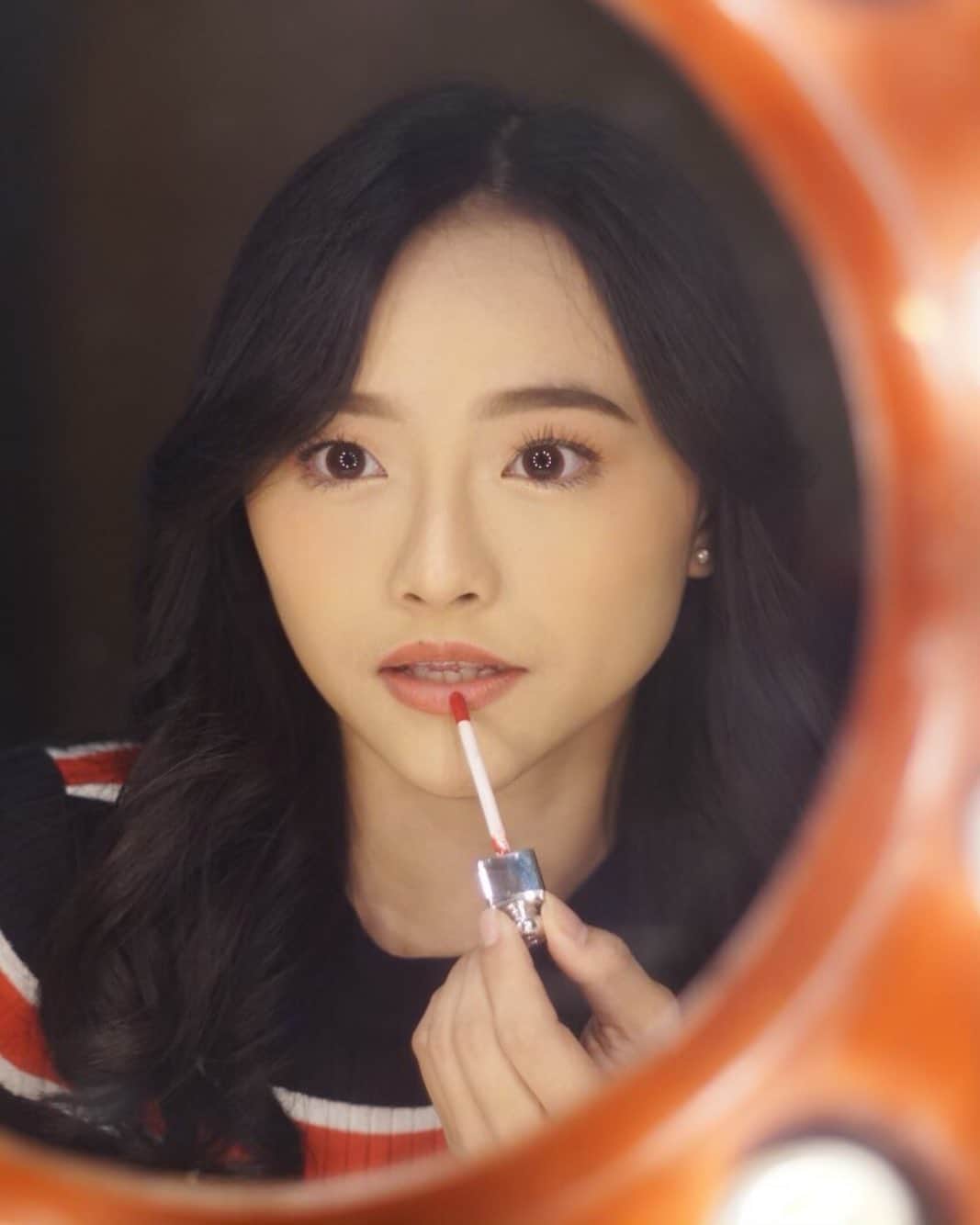 ロナ・アングラエニのインスタグラム：「If you’re sad, add more lipstick and attack -Coco Chanel-」