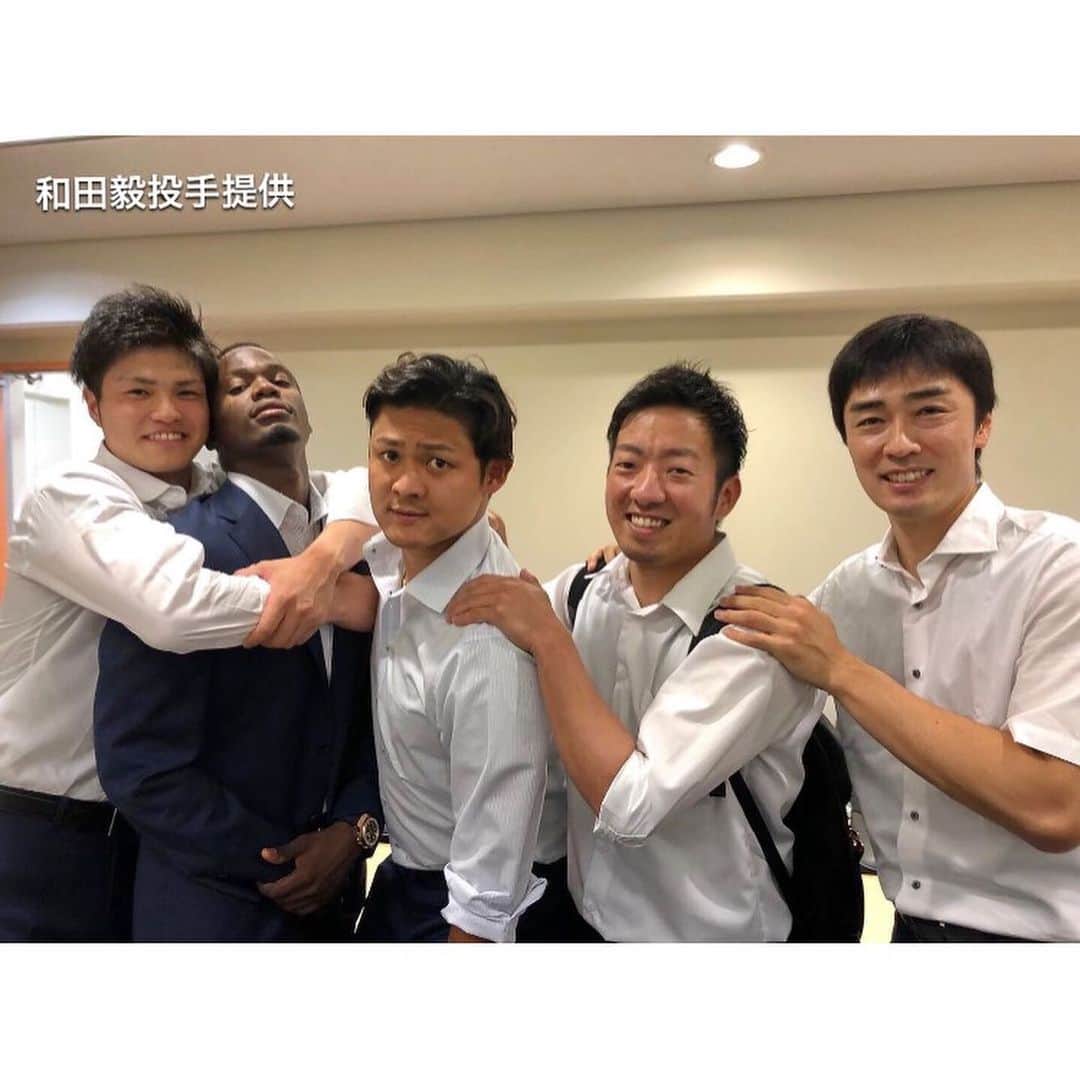テレビ西日本「Cubetnc」さんのインスタグラム写真 - (テレビ西日本「Cubetnc」Instagram)「セパ交流戦の優勝が決まる大一番で、 ソフトバンクホークスの和田毅投手が挙げた 651日ぶりの勝ち星！ 福岡を元気づけてくれる、見事な投球でしたよね。 というわけで、「勝ち星を挙げたら…」と “ある約束”を和田投手としていた ＴＮＣ野球解説者の池田さんが、 復活への思いを単独インタビューしてきました！ 貴重な視聴者プレゼントもありますので、 みなさん、ぜひ応募に必要な“キーワード”の メモの準備をしてご覧ください。 放送はあさって、29日（土）あさ10時25分からです。 お楽しみに！  #池田親興 #和田毅 投手　#651日ぶりの勝利 #ソフトバンクホークス　#sbhawks #福岡NEWSファイルCUBE #田久保尚英　#角田華子 #テレビ西日本　#TNC」6月27日 21時59分 - cubetnc