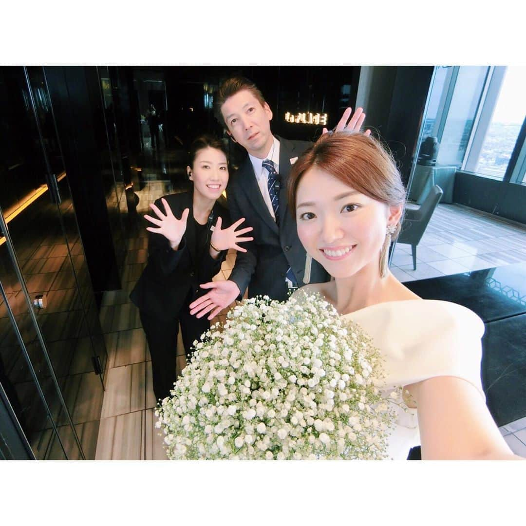 的場絢香さんのインスタグラム写真 - (的場絢香Instagram)「#20190623﻿ ﻿ ✌︎👰🏻🤵🏻✌︎﻿ ﻿ 事務所の皆さんと🌹﻿ ﻿ ペアの猪島さん、﻿ 司会の早苗さん、﻿ LaSoraの方々と♩﻿ ﻿ __________________________________________ #ブライダル #ウェディング #ドレスショー #ホテル日航金沢 #アドバンス社 #bridal #wedding #weddingdress  #hotelwedding #lasora #happy」6月27日 21時59分 - ayaka_matoba