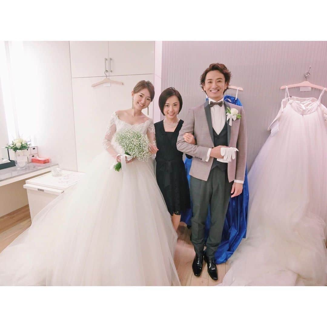 的場絢香さんのインスタグラム写真 - (的場絢香Instagram)「#20190623﻿ ﻿ ✌︎👰🏻🤵🏻✌︎﻿ ﻿ 事務所の皆さんと🌹﻿ ﻿ ペアの猪島さん、﻿ 司会の早苗さん、﻿ LaSoraの方々と♩﻿ ﻿ __________________________________________ #ブライダル #ウェディング #ドレスショー #ホテル日航金沢 #アドバンス社 #bridal #wedding #weddingdress  #hotelwedding #lasora #happy」6月27日 21時59分 - ayaka_matoba