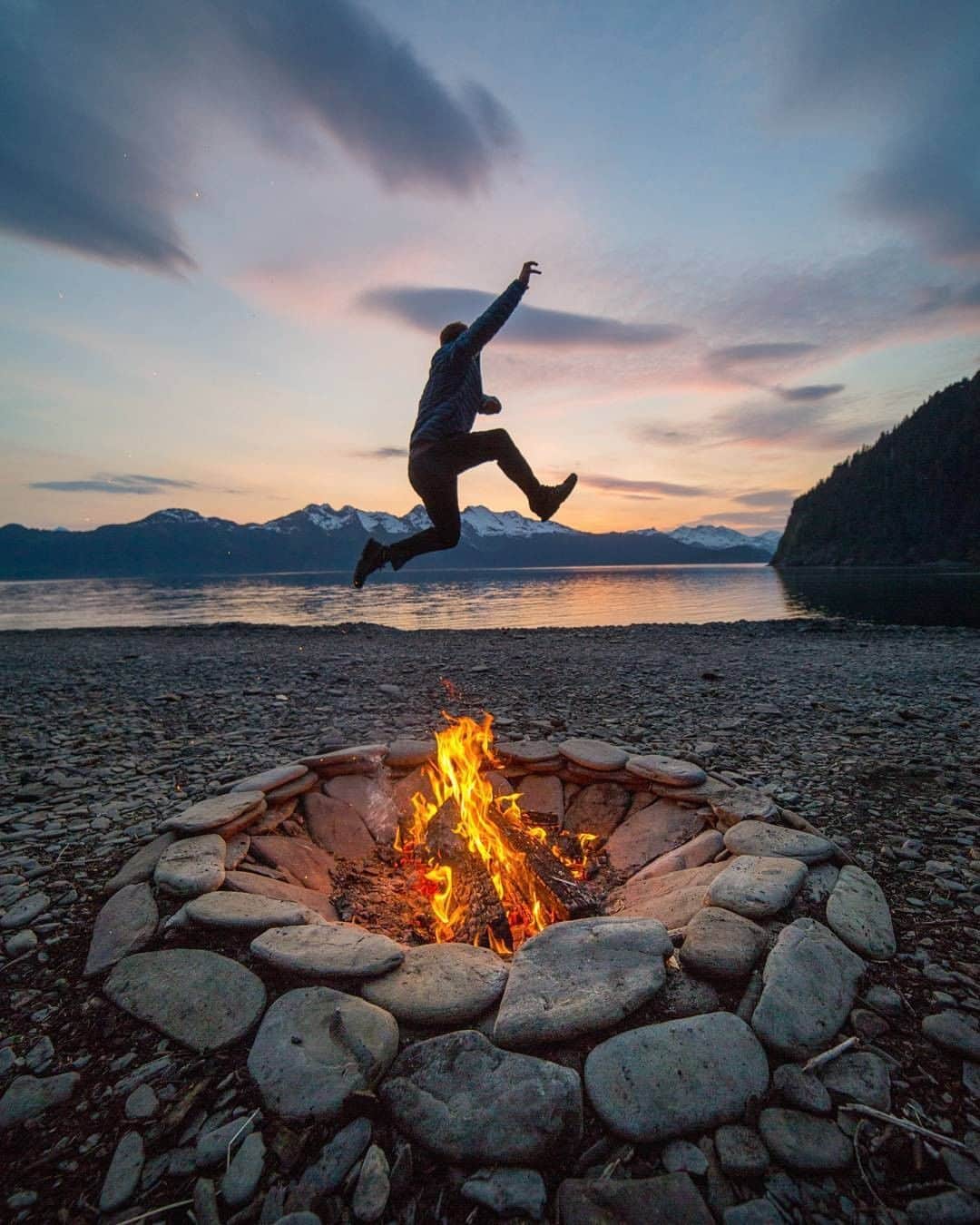 Visit The USAさんのインスタグラム写真 - (Visit The USAInstagram)「Summer has arrived! What better place to have a bonfire than Seward, Alaska? From the crystal clear water, incredible wildlife and charming cafés, the authentic local vibe of this place is truly special. 📷: @elbunt #VisitTheUSA」6月27日 22時00分 - visittheusa