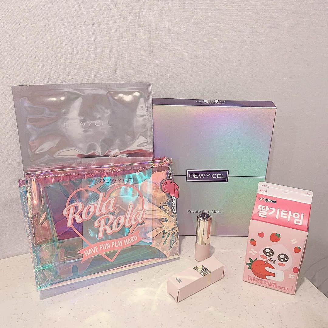 のインスタグラム：「🇰🇷購入品  行きは夜着いたのでやれることなくて ひとまずLOHBで新作パックのチェック✨ 1週間の栄養が入ってるdewycel初めて使ってみた！ 肌の角質取るシートも付いてるから、 ピーリングしたみたいな感じにつるんってした！❤︎⠀ ⠀ そしてETUDE HOUSEの店舗で11,000ウォンの リップ買ったらポーチ付いてきてめちゃくちゃ可愛い🥺  #dewycel#韓国パック#ETUDEHOUSE#アピーチ#소통#소통해요#에뛰드하우#韓国コンビニ#apeach#kakaofriends#DEWYHOLIC#DEWYCEL#preciousvaluabledewycel#デュイセル#デュイホリック#シートマスク」