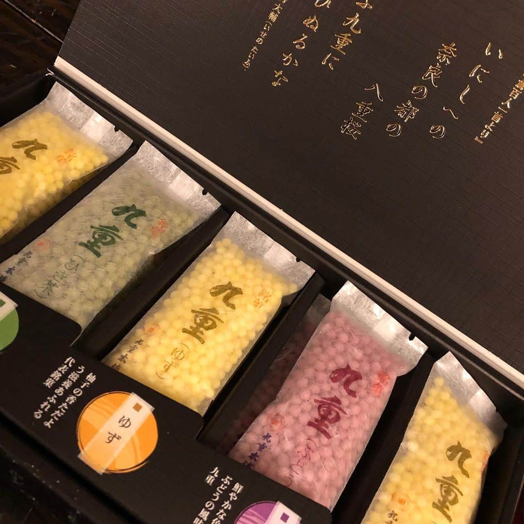 のインスタグラム：「お湯に浮かべて楽しむアラレのお菓子と、模様が浮かび上がるお醤油皿を、仙台の可愛い姉妹のお客様からいただきました💖💖ゆいさん、あやさんありがとうございます〜 😍」