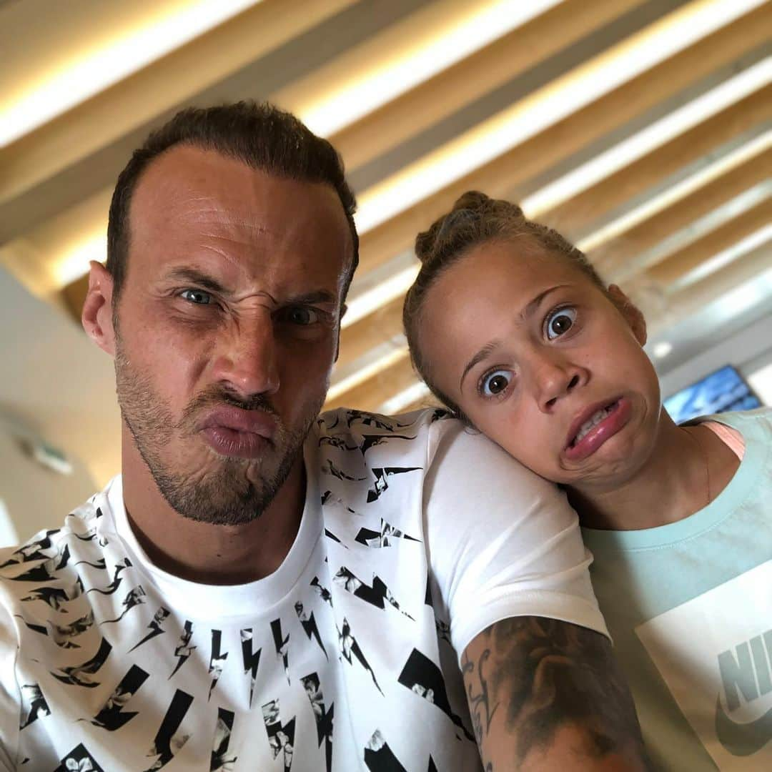 バンゲリス・モラスのインスタグラム：「Crazy moment !!! 🤡🤡 #holidays #family #myprecious #loveyou #tothemoonandback #myeverything」