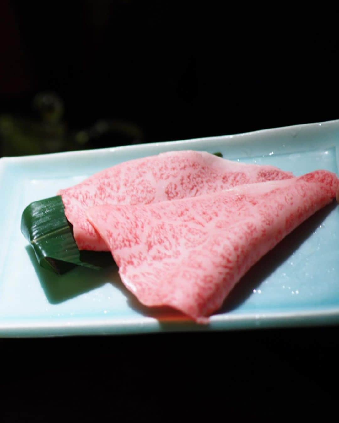 土屋香織さんのインスタグラム写真 - (土屋香織Instagram)「𖧷. 肉割烹 肉かぶく（新宿） . 大好物のお肉🤤 この頃はだんだんと量よりも 贅沢で美味しいものをちょっとずつ食べれることに 幸せを感じるように♥ . 歌舞伎町にある 肉割烹のお店 肉かぶく 夜でこの内容・価格でかなりコスパ良し👏 肉の質が良くて本当に美味しかったの...🥰 . 頂いたのは 【全12品】肉割烹 かぶくコース ¥7500 ༶山芋と本わさび 特選サーロインのとろける肉そうめん ༶本日の野菜逸品（野菜炊いたもの） ༶本日のスープ（牛テールスープ） ༶特上タン　岩塩とレモンで ༶特選ハラミ　自家製タレで ༶和牛モモ肉のたたき 山葵ヴィネグレットソース ༶グリーンサラダ ༶濃厚ビーフシチュー ༶厳選 極上ヒレ 刻みわさびと ༶【名物】特選A5サーロインのひとくち焼きスキ ༶あっさり稲庭うどん ༶イチゴと粒あんのブランマンジェ . 上品な脂のとろけるお肉。 もう自分までとろけました😍笑笑 . 特選A5サーロインのひとくち焼きスキは（動画見てね） 目の前でささっと焼いてくれるのですが、もう贅沢すぎる卵かけご飯って感じ👏 . 初めから最後まで 全部美味しくて 幸せすぎるコースでした❣️ . こちらのお店 本格バーのように フレッシュフルーツを使ったカクテルが美味しいんです！ スイカのソルティードッグが美味しくてたまらなかった🍉😋 となりに並ぶのは なんとミョウガと生姜が入ったカクテルなんです😳✨ ワインも高級なものまで豊富なラインナップ🍷 お酒と美食が好きな方に ぜひ行っていただきたいお店です。 . 区役所通りを バッティングセンター方面へ進んだ ホテル シェーナの2階にあります。 . 高級感のある大人な雰囲気の店内で お手洗いもアメニティが揃っていてこれはうれしいー♥ . デートや記念日におすすめなお店♥ . 新宿 肉かぶくで検索してみてください✔︎ Casting By @woomy.restaurant . . #新宿 #肉割烹 #新宿グルメ #歌舞伎町 #歌舞伎町グルメ #肉食  #肉食系女子  #すき焼き #ステーキ #グルメ好きな人と繋がりたい #東京グルメ #食べるの好きな人と繋がりたい #食べるの大好き #ルトロン #食べログ #飲みスタグラム #お酒好きな人と繋がりたい #お酒好き女子 #肉スタグラム #肉テロ #東京ディナー #retrip_tokyo  #お肉大好き  #retrip_gourmet #genic_mag #mineby3mootd #kurashiru #locari #mery #4yuuu #ルトロン」6月27日 22時03分 - kaorintsuchiya