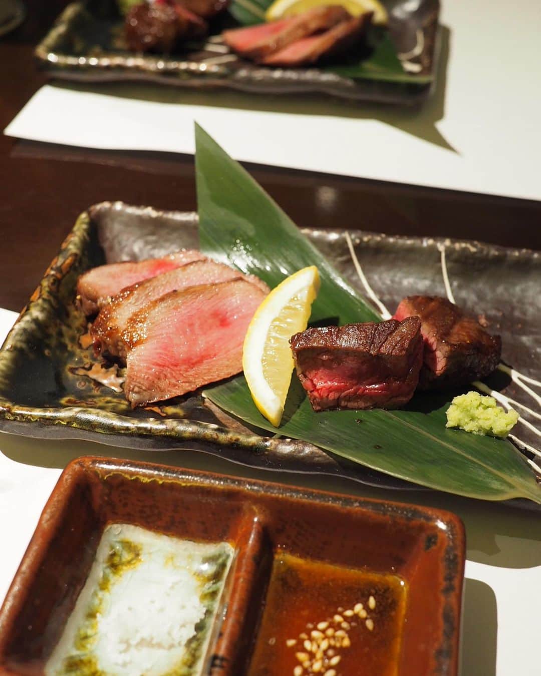 土屋香織さんのインスタグラム写真 - (土屋香織Instagram)「𖧷. 肉割烹 肉かぶく（新宿） . 大好物のお肉🤤 この頃はだんだんと量よりも 贅沢で美味しいものをちょっとずつ食べれることに 幸せを感じるように♥ . 歌舞伎町にある 肉割烹のお店 肉かぶく 夜でこの内容・価格でかなりコスパ良し👏 肉の質が良くて本当に美味しかったの...🥰 . 頂いたのは 【全12品】肉割烹 かぶくコース ¥7500 ༶山芋と本わさび 特選サーロインのとろける肉そうめん ༶本日の野菜逸品（野菜炊いたもの） ༶本日のスープ（牛テールスープ） ༶特上タン　岩塩とレモンで ༶特選ハラミ　自家製タレで ༶和牛モモ肉のたたき 山葵ヴィネグレットソース ༶グリーンサラダ ༶濃厚ビーフシチュー ༶厳選 極上ヒレ 刻みわさびと ༶【名物】特選A5サーロインのひとくち焼きスキ ༶あっさり稲庭うどん ༶イチゴと粒あんのブランマンジェ . 上品な脂のとろけるお肉。 もう自分までとろけました😍笑笑 . 特選A5サーロインのひとくち焼きスキは（動画見てね） 目の前でささっと焼いてくれるのですが、もう贅沢すぎる卵かけご飯って感じ👏 . 初めから最後まで 全部美味しくて 幸せすぎるコースでした❣️ . こちらのお店 本格バーのように フレッシュフルーツを使ったカクテルが美味しいんです！ スイカのソルティードッグが美味しくてたまらなかった🍉😋 となりに並ぶのは なんとミョウガと生姜が入ったカクテルなんです😳✨ ワインも高級なものまで豊富なラインナップ🍷 お酒と美食が好きな方に ぜひ行っていただきたいお店です。 . 区役所通りを バッティングセンター方面へ進んだ ホテル シェーナの2階にあります。 . 高級感のある大人な雰囲気の店内で お手洗いもアメニティが揃っていてこれはうれしいー♥ . デートや記念日におすすめなお店♥ . 新宿 肉かぶくで検索してみてください✔︎ Casting By @woomy.restaurant . . #新宿 #肉割烹 #新宿グルメ #歌舞伎町 #歌舞伎町グルメ #肉食  #肉食系女子  #すき焼き #ステーキ #グルメ好きな人と繋がりたい #東京グルメ #食べるの好きな人と繋がりたい #食べるの大好き #ルトロン #食べログ #飲みスタグラム #お酒好きな人と繋がりたい #お酒好き女子 #肉スタグラム #肉テロ #東京ディナー #retrip_tokyo  #お肉大好き  #retrip_gourmet #genic_mag #mineby3mootd #kurashiru #locari #mery #4yuuu #ルトロン」6月27日 22時03分 - kaorintsuchiya