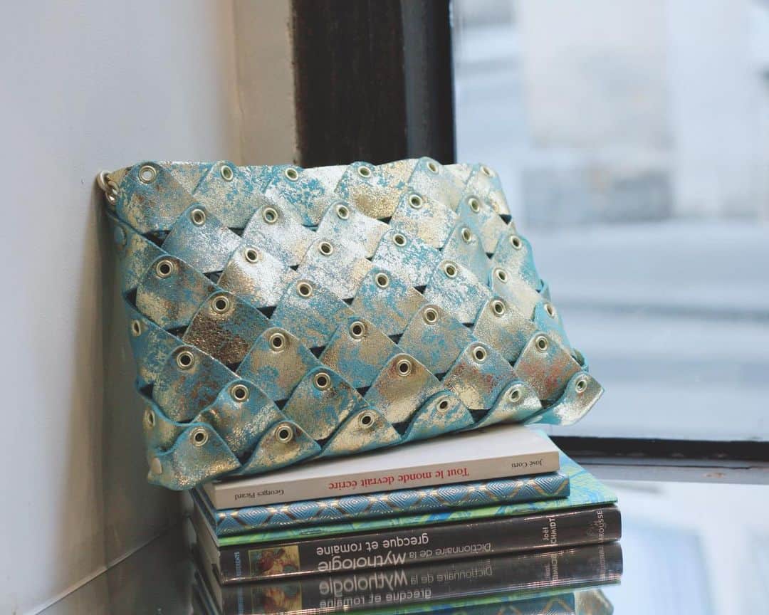 のインスタグラム：「Go beyond ordinary with the Poss pouch inspired by brilliant fish skin. Discover it now on Sales - online and in Jamin Puech Parisian stores. #jaminpuech #fashion #inspiration」