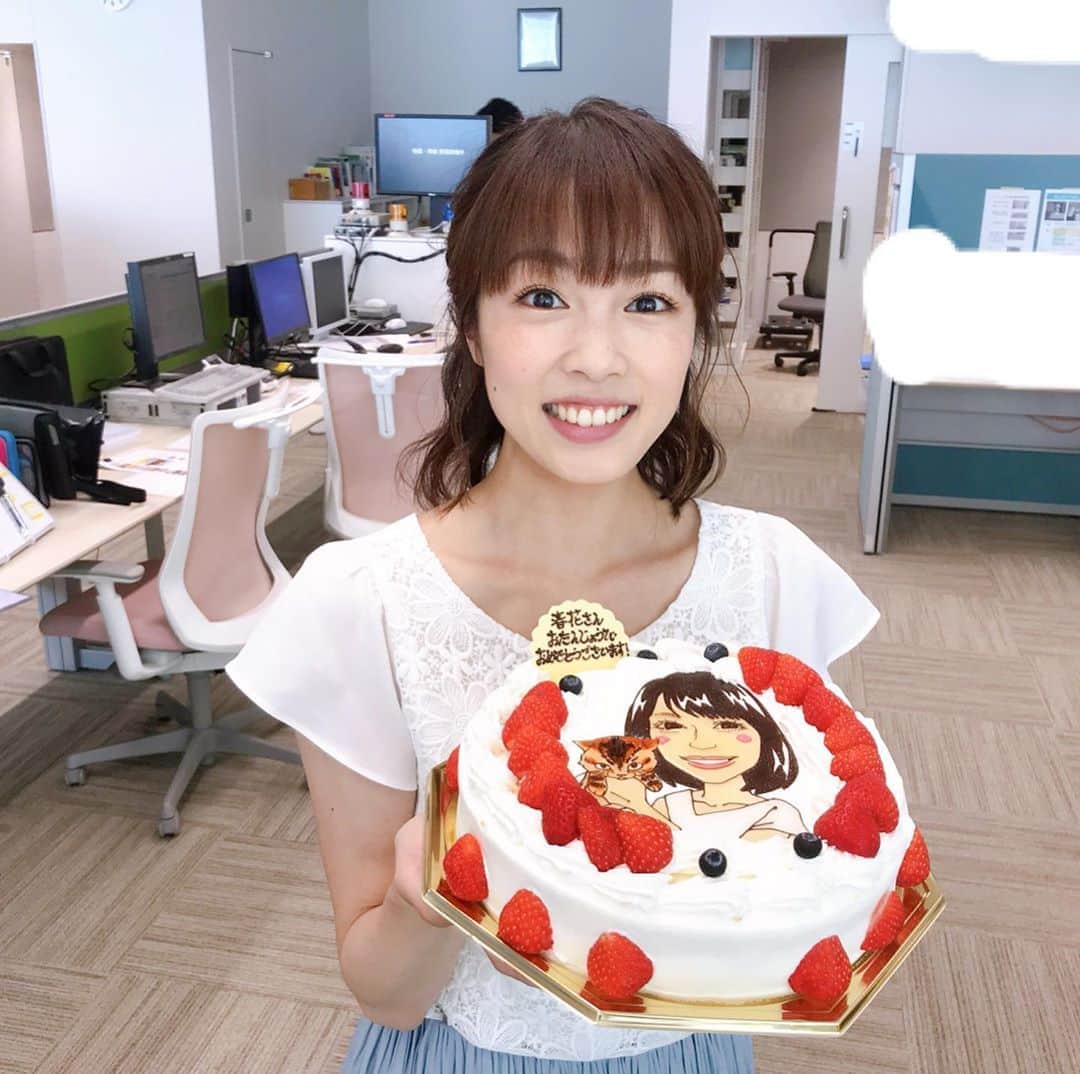 高橋春花のインスタグラム：「6/26で29歳になりました！ たくさんメッセージいただきありがとうございます😊 この1年も思いっきり楽しみます^ - ^ イチオシ‼︎も おにぎりあたためますかも むろはるはみたも… 他にもイベントなどなど。 どうぞよろしくお願いします！ #誕生日 #似顔絵ケーキ #絵と服被った #しかも2つとも #奇跡 #29歳 #高橋春花#HTB」