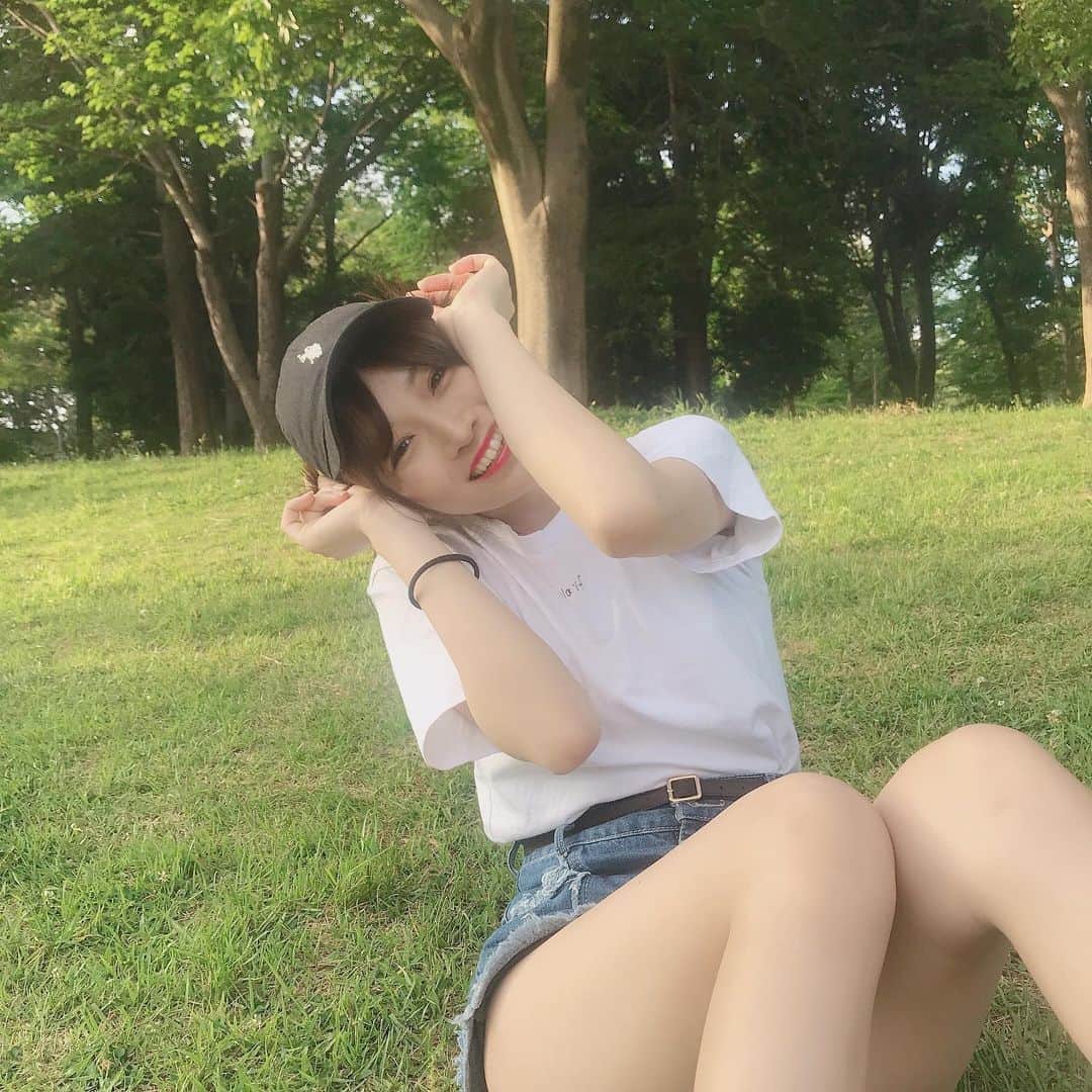 市川愛美のインスタグラム：「ちょっと前の写真を… 更新少なくてごめんなさいっ 天気がいい日に家族みんなで広い公園へ 天然芝の上で寝っ転がって 妹とアルプスの少女ハイジごっこをしました（寝っ転がっただけ）」
