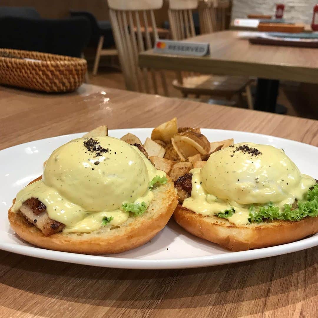 大西蘭さんのインスタグラム写真 - (大西蘭Instagram)「・ Eggs’n thingsでランチ🍴 ・ 初めてこのパンケーキ食べた💕 ・ クリームが多い！ と思ったけど、ふわっと軽くてペロリと食べられるのね😋 ・ 平日ランチタイムはお得✨ ・ Singapore Exclusive Special 気になる🧐 ・ ・ #eggsnthings #singaporelunch #singapore_insta #plazasingapura #orchardroad #pancakes  #シンガポール暮らし #エッグスンシングス #シンガポール生活 #パンケーキ」6月27日 22時13分 - onishiran
