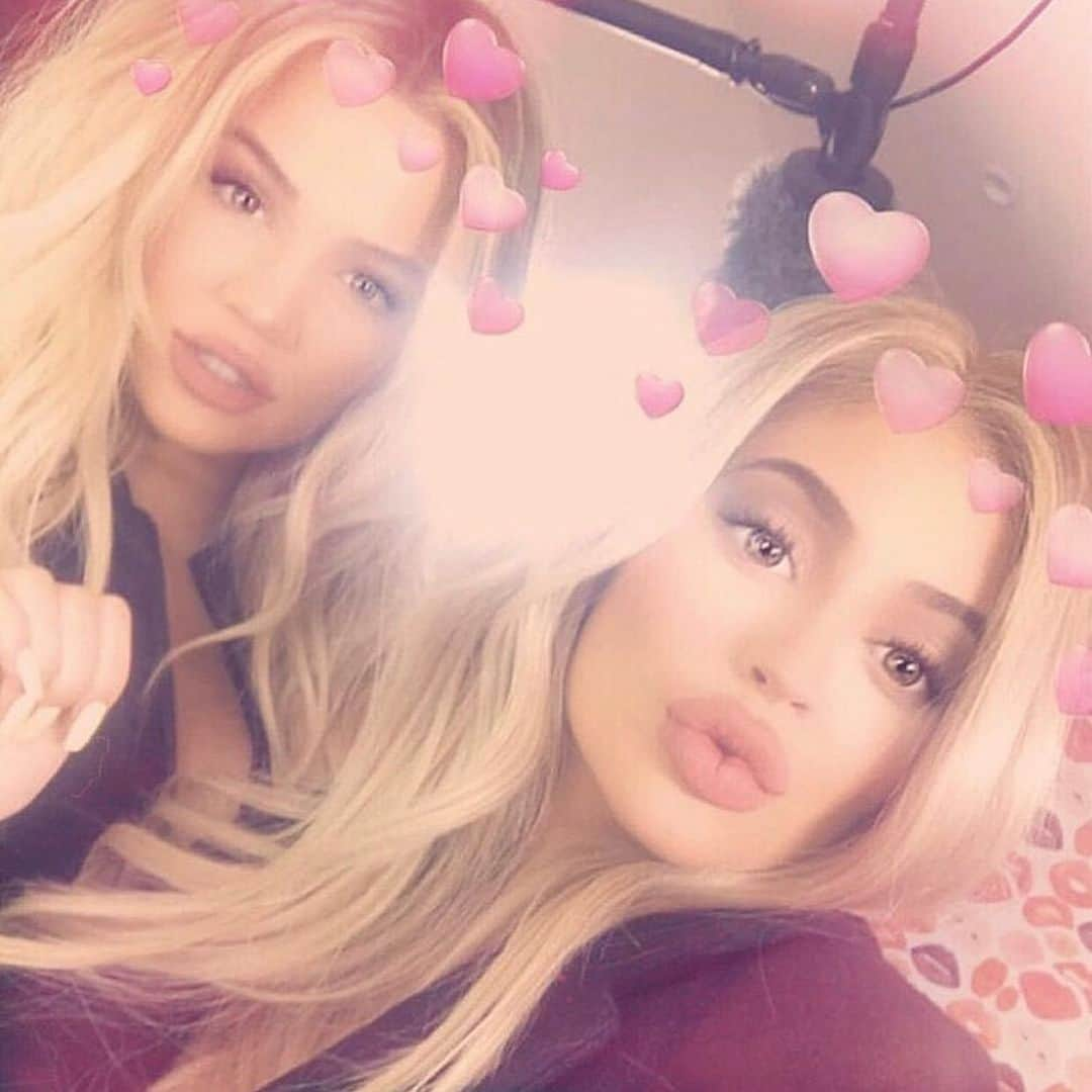 Kylie Cosmeticsさんのインスタグラム写真 - (Kylie CosmeticsInstagram)「Happy Birthday @Khloekardashian!! 😍🎂💕」6月27日 22時18分 - kyliecosmetics