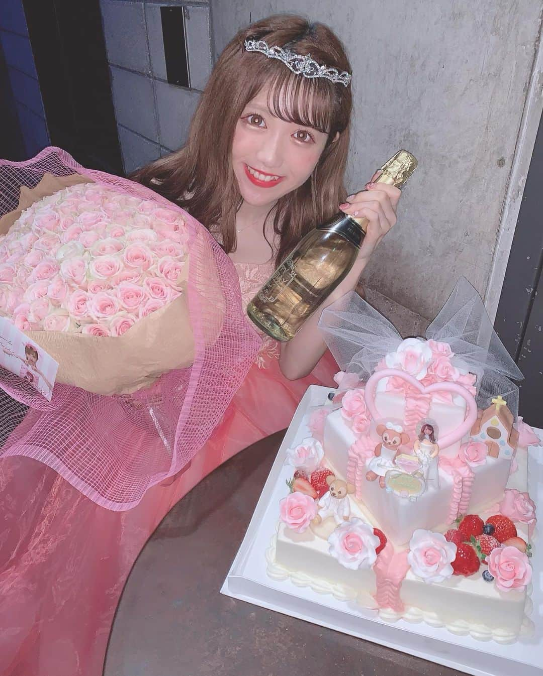 田口未彩さんのインスタグラム写真 - (田口未彩Instagram)「💗👑💗👑💗 . . 昨日6/26は、私 田口未彩の 誕生日、そして生誕祭でした💗 . だいすきなピンクと シェリーメイちゃんで溢れてて、 素敵なドレスも着させて頂いたり ファンの皆さんからの素敵な贈り物だったり 本当に幸せな時間でした😢💗 みんなほんとうにありがとう〜！！！！！ . 余韻に浸ってるよ〜〜😢💗 . . #アキシブ #アキシブproject #生誕祭 #生誕 #生誕LIVE #生誕ライブ #アイドル #誕生日 #お誕生日 #ピンク #ドレス #ティアラ #お姫様 #プリンセス #田口未彩 #シェリーメイ #スタンドフラワー #バルーンアーチ #風船 #アイドル生誕祭 #ディズニー #22歳 #キラキラ」6月27日 22時19分 - miiro_taguchi