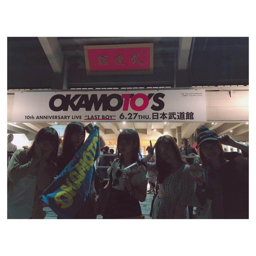 石田亜佑美さんのインスタグラム写真 - (石田亜佑美Instagram)「. . 「OKAMOTO'S 10th ANNIVERSARY LIVE "LAST BOY"」日本武道館公演を見させていただきました！10周年おめでとうございます！ . OKAMOTO'Sさんのライブ、初めて拝見しましたが、無邪気に音楽を楽しむ皆さまのハーモニーが、とても、とても熱く心に響いてきました。最高にかっこよかったです。  MCはめっちゃ笑いました(笑) あんなのありですか(笑)最高です(笑) . ハマ・オカモトさんが喋りだした瞬間のモーニング娘。'19、声を揃えて「「「わぁー！ハマさんだぁー！」」」 . . #okamotos さん #10周年 #おめでとうございます #日本武道館 #最高 #BOY の心持ち続けます！ #ありがとうございました #morningmusume19 #モーニング娘19 #石田亜佑美 #キャップ買った ♥️」6月27日 22時22分 - ayumi_ishida.official