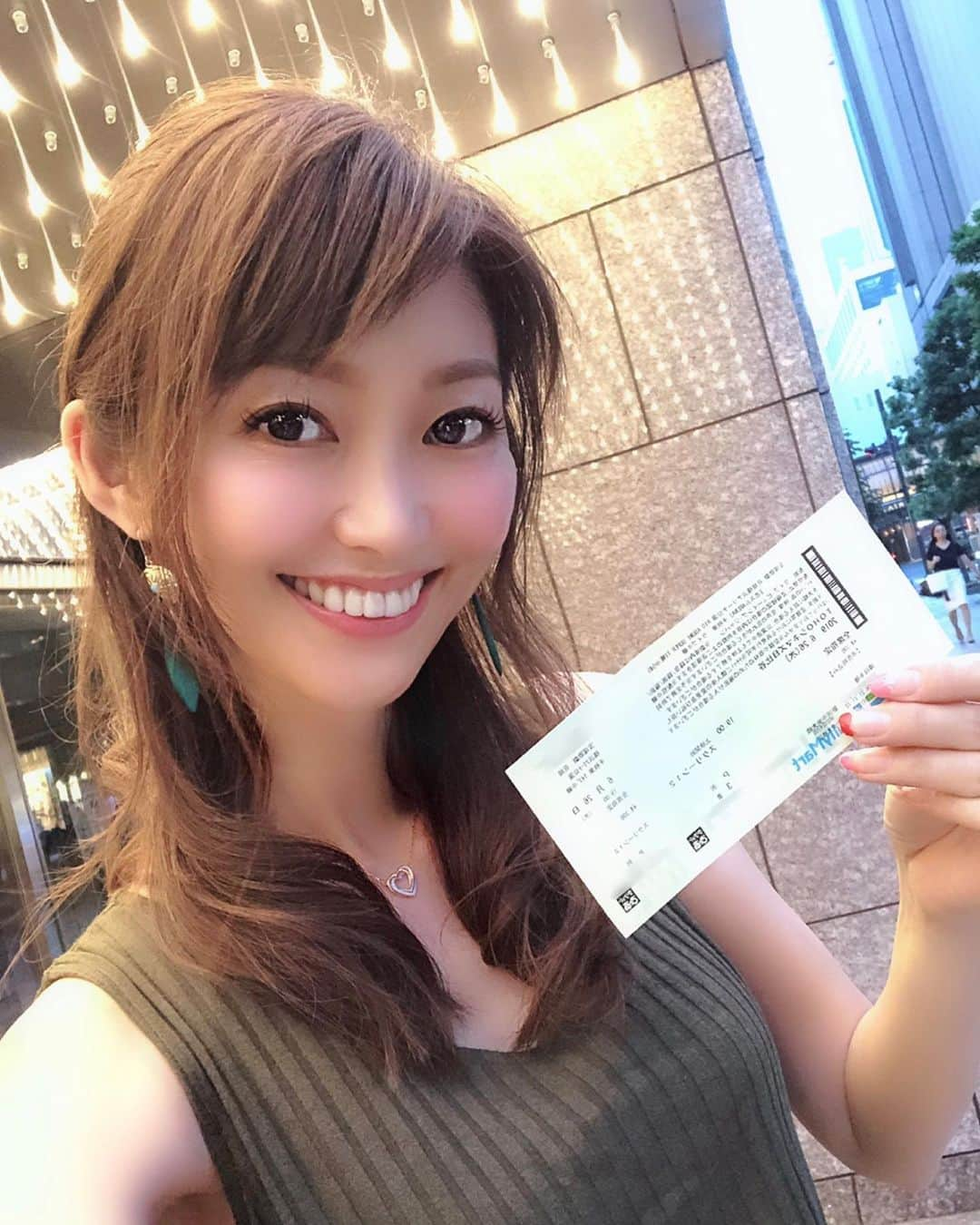 織田千穂さんのインスタグラム写真 - (織田千穂Instagram)「みりおさんのプレ退団公演でもある 宝塚歌劇花組公演 🌸 RIO ASUMI SUPER TIME@045 💗恋スルARENA💗 @横浜アリーナ ライビュで見に行って来ました‼️ * 控えめに言って…最高でした…(๑ᵒ̴̶̷͈᷄ᗨᵒ̴̶̷͈᷅)✧ｽﾃｷ✧ あー行けて良かったー💜 眼福眼福❤️ 危ないマイト＆アキラコンビ似合い過ぎ💙 宝塚楽曲は ポーやカサノヴァやハンナのお花屋さん🌸 カサノヴァみりおさんを 久々聴けて見れて幸せ💞 JPOPや横浜にちなんだ曲など とっても大充実の3時間でした🧡 * みりおさんBD🎂は 私にとっても会場にいた出演者の方々も お客さんにとってもきっと 忘れられない1日になったと思います💗 * 花組みんなの愛情を感じる公演だった‼️ 改めてみんながチームになって ひとつの事を成し得るっていいなぁ💕 って思いながら見てました👀✨ * カテコでの1人ずつの挨拶には感動した😭‼️ マイティーが子供の様に泣きじゃくってて 物凄く可愛かった💓 ✼••┈┈┈┈┈┈┈┈┈┈┈┈┈┈┈┈••✼ #横浜アリーナ #恋するARENA #TOHOシネマズ日比谷 #宝塚 #musical #観劇 #千秋楽#takarazuka #宝塚歌劇団 #花組公演 #宝塚好きな人と繋がりたい #ミュージカル #ライブビューイング #宝塚歌劇団花組 #l4l #明日海りお #みりおさん #柚香光 #れいちゃん #水美舞斗 #マイティー #瀬戸かずや #タカラジェンヌ#宝塚好き #宝塚大好き #幸せな時間 #ヅカスタグラム #ヅカ友 #ヅカファン #織田千穂の宝塚投稿記録 ✼••┈┈┈┈┈┈┈┈┈┈┈┈┈┈┈┈••✼」6月27日 22時23分 - chihoda