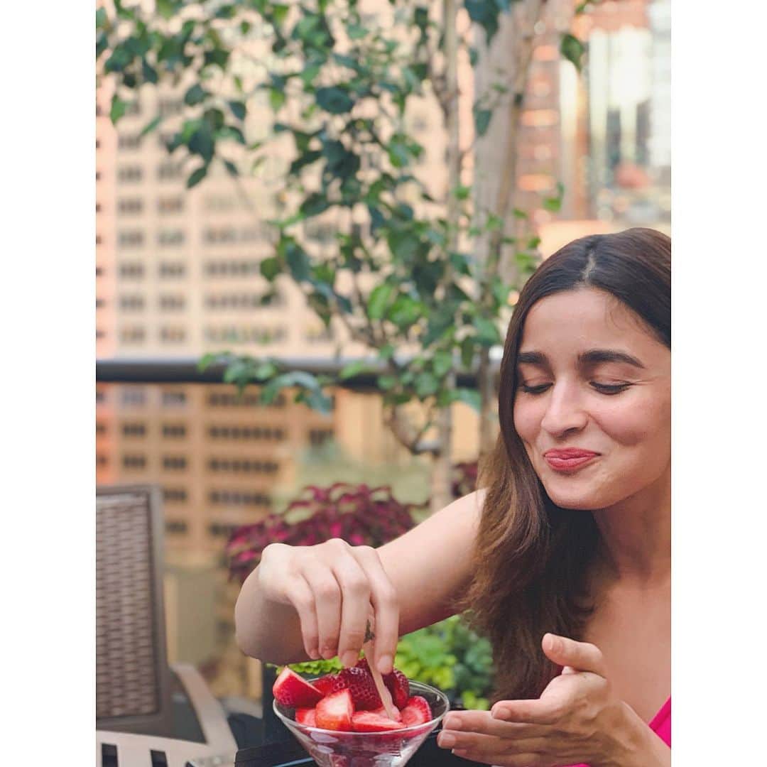 アリア・バットのインスタグラム：「Berry funny 🍓😋🙃」
