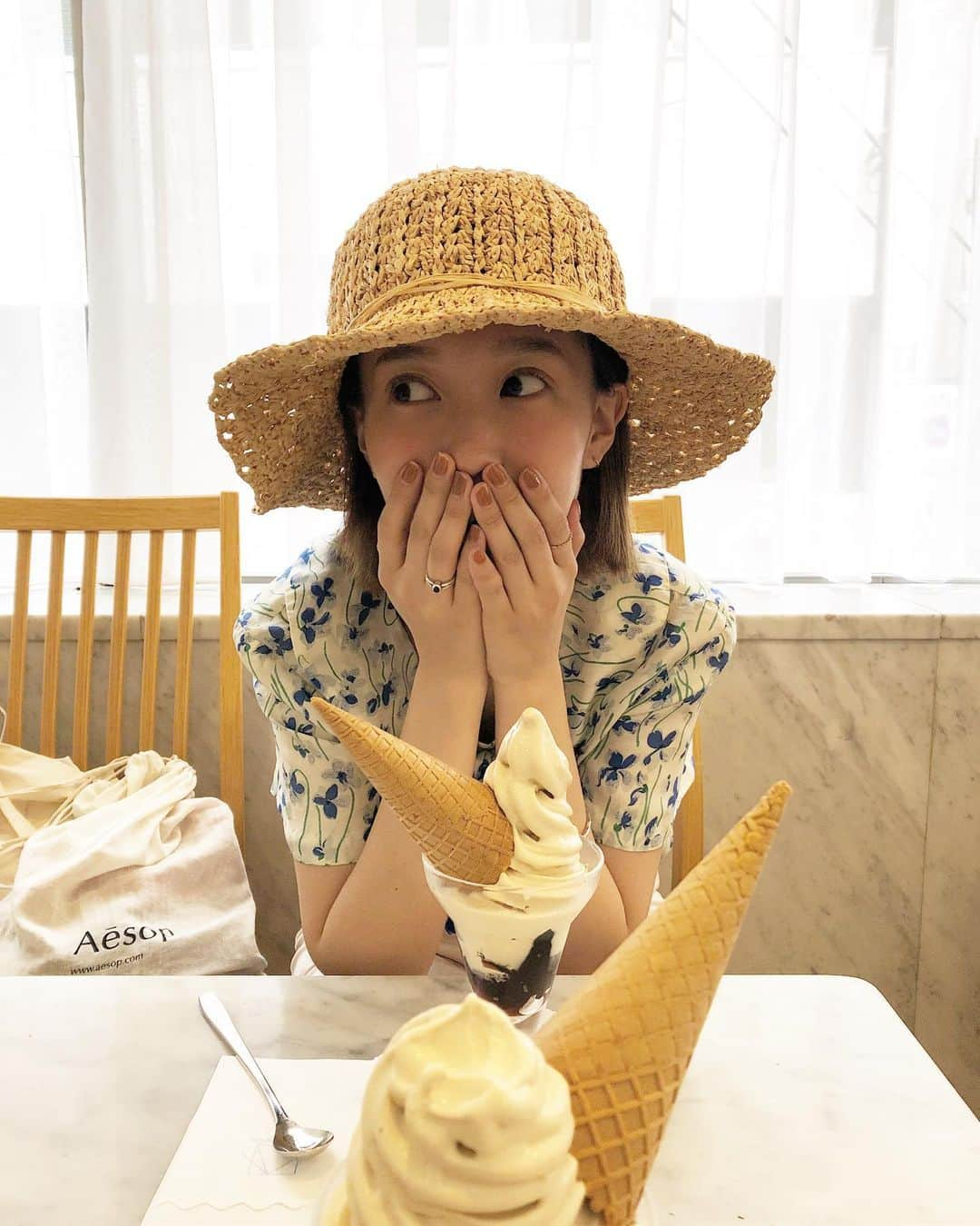 柴田紗希さんのインスタグラム写真 - (柴田紗希Instagram)「usum、見てくれてありがとうね。 あーーー楽しかった！！！ みんなとの時間が本当大好きです！ @usum_official  あと、、、念願のマッターホーンは可愛いさ美味しさもちろん 店内が絶妙ななつかしさ。 すごく「なんか良い」が合ってて 昔ながらだからこその老若男女の空間が素敵でした！ あとね、、、ここのクッキーが大好きなんだ！ 来たら絶対手土産にしてほしいと思うのですはい🍪」6月27日 22時27分 - shibasaaki