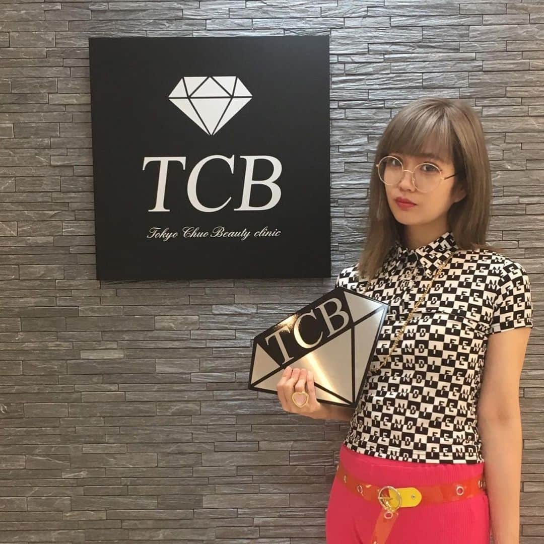 あさちるさんのインスタグラム写真 - (あさちるInstagram)「TCB世田谷院さんでHIFUやってきたよ✨🌟超音波を当てて リフトアップできるというもの～✨ 白を貴重とした綺麗で広い院内で丁寧でお話ししやすいカウンセラーさんや山崎院長と相談 🎀  ジェルを塗ってもらって超音波をあててもらいました。施術中はウトウトしちゃいました😴。。。 ビフォーアフター写真みて！顎~顎下のラインがスッキリして小顔になったよ！！！ 顔の悩みって人それぞれやし、本当の悩みって中々誰にも相談しにくいけど  専門の先生はちゃんと聞いてくれてアドバイスくれるよ。 興味ある人はクリニックに相談してみてね🌈 予約の時に「あさちるのインスタみた！」とお伝えしてもらえればちょっと良いことあるかもデス。  @tcbsetagaya @dr.yamazaki」6月27日 22時28分 - asachill