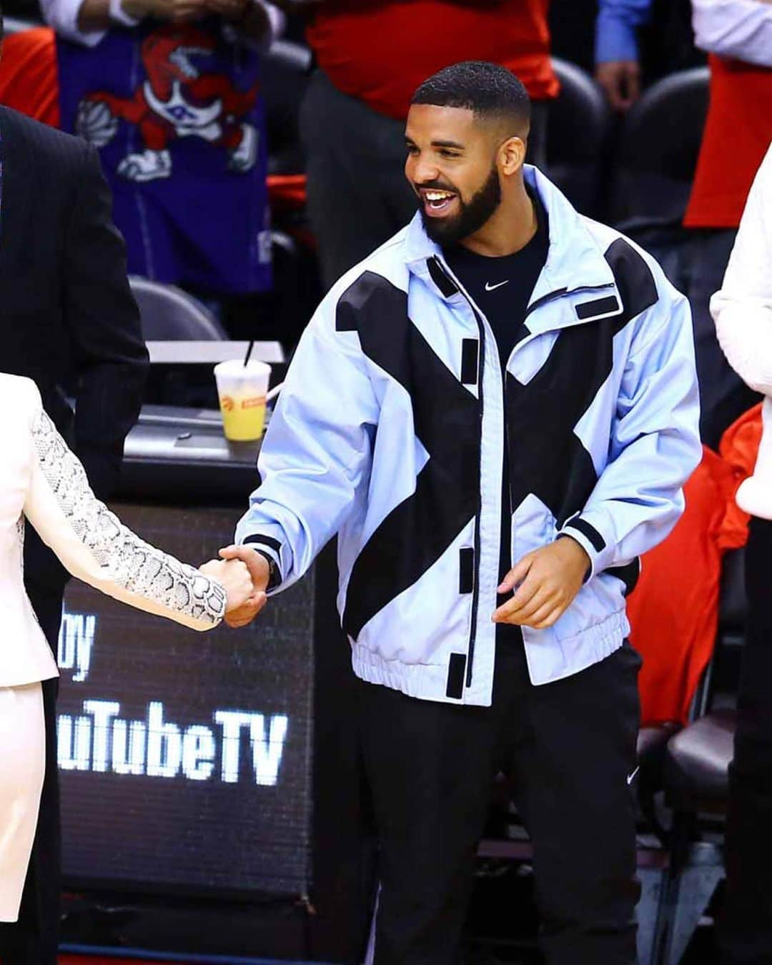 Burberryさんのインスタグラム写真 - (BurberryInstagram)「#InBurberry . @champagnepapi wears a custom #Burberry jacket, inspired by the #BurberryAutumnWinter19 runway at the NBA Finals game in Toronto .  #BurberryGeneration #TBRT」6月27日 22時31分 - burberry