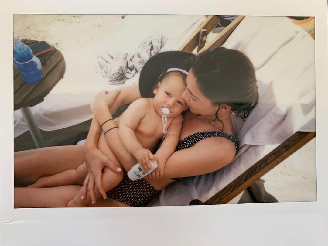 のインスタグラム：「Dopo il bagno ninna sotto l’ombrellone. #èentratanellamialistapreferiti #momandson #folletti」