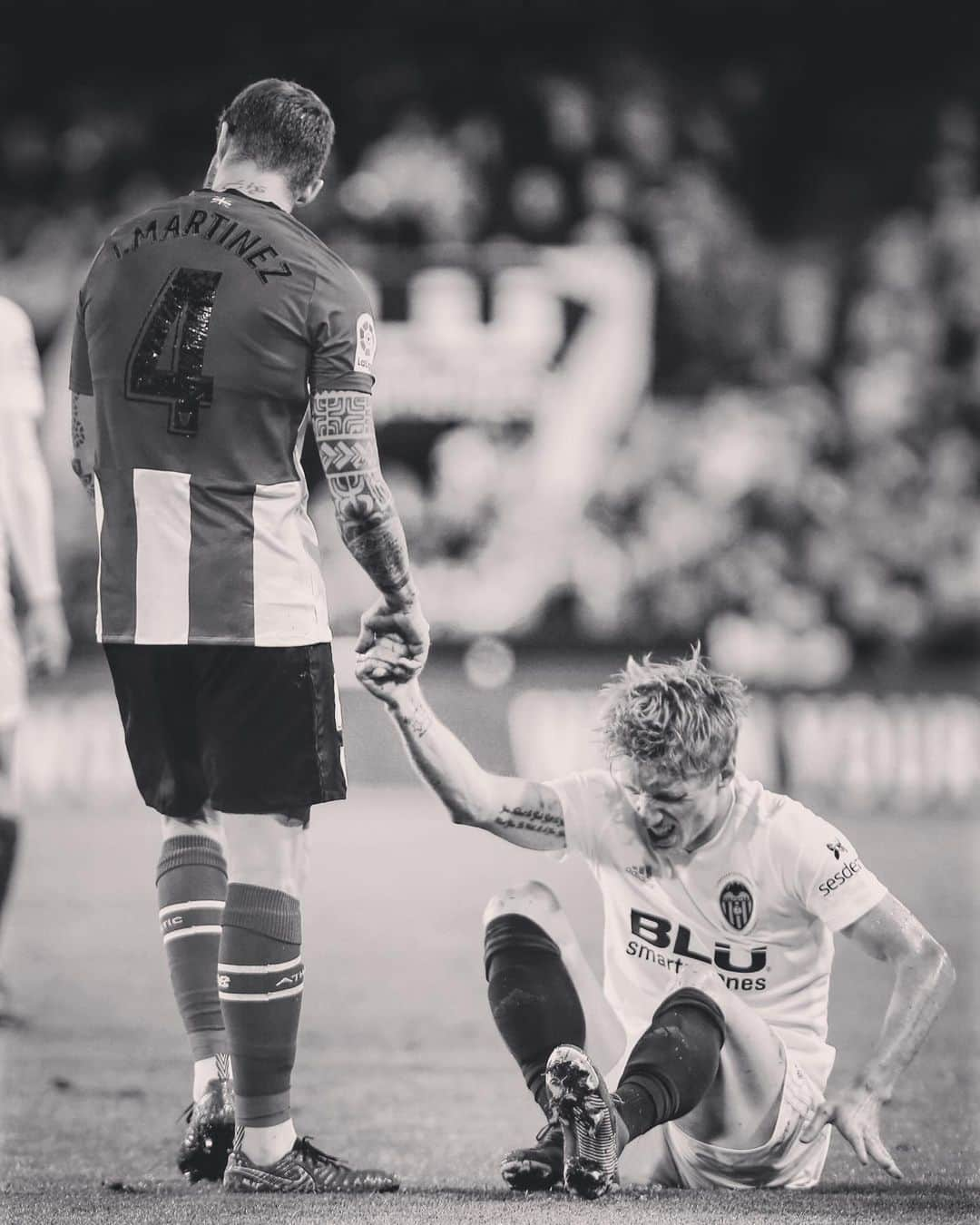 LFPさんのインスタグラム写真 - (LFPInstagram)「Help everyone! ❤️ • #Athletic #Valencia #Fairplay #Respect #LaLigaSantander #LaLiga」6月27日 22時38分 - laliga