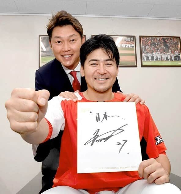 地方民のカープ女子のインスタグラム：「・ ひょっこり新井さんと選手会長アツさん😘 ・ やっと明日からまた野球が始まる😌👐 ・ 2日間がめっちゃ長く感じた😅‪‪💦‬ ・ 後半戦も全力応援️💪✨ たぶん現地は2回ほど...😢 ・ #新井貴浩#會澤翼 #広島東洋カープ#広島カープ#カープ#carp」