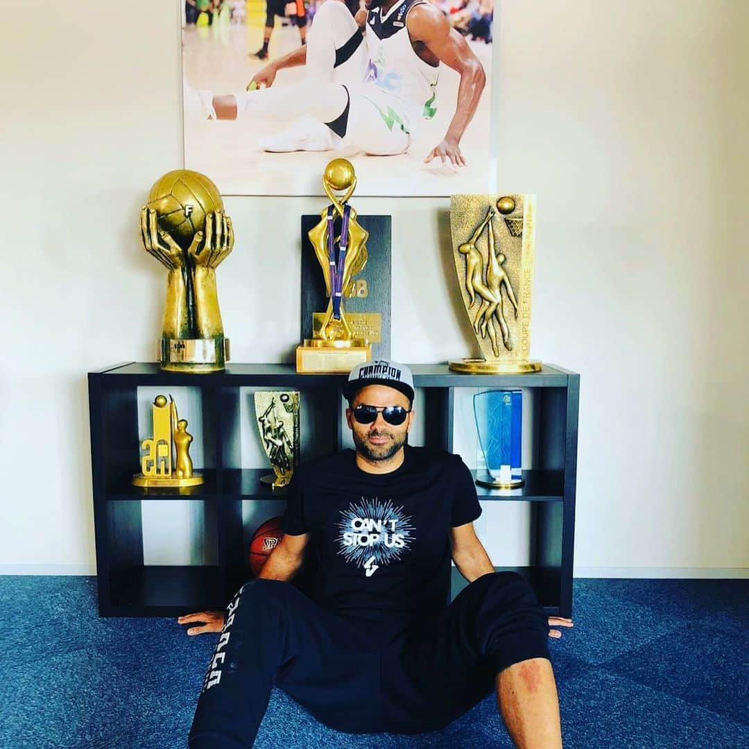 トニー・パーカーさんのインスタグラム写真 - (トニー・パーカーInstagram)「Quelle année ! 🏆🏆🏆 2019 : une Coupe de France et un titre de Champions de France pour @asvel_basket et un titre de Championnes de France pour l’@asvel_feminin !  Que demander de plus... Merci encore à tous nos fans d’avoir encouragés mes deux clubs de basket tout au long de l’année.  Rendez vous l’année prochaine ✨🙏🏼 #ASVELFamily #OLFamily」6月27日 22時40分 - _tonyparker09