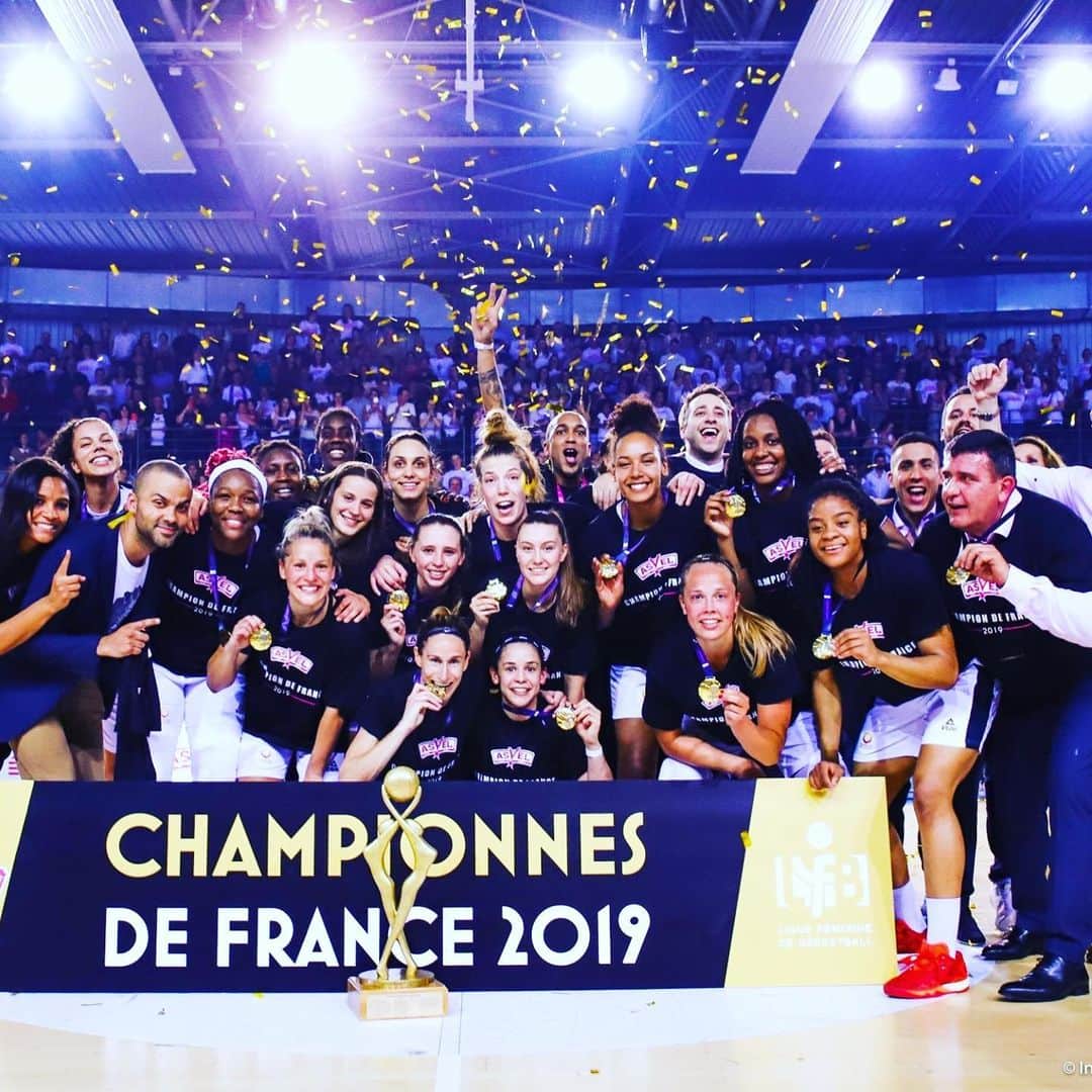 トニー・パーカーさんのインスタグラム写真 - (トニー・パーカーInstagram)「Quelle année ! 🏆🏆🏆 2019 : une Coupe de France et un titre de Champions de France pour @asvel_basket et un titre de Championnes de France pour l’@asvel_feminin !  Que demander de plus... Merci encore à tous nos fans d’avoir encouragés mes deux clubs de basket tout au long de l’année.  Rendez vous l’année prochaine ✨🙏🏼 #ASVELFamily #OLFamily」6月27日 22時40分 - _tonyparker09