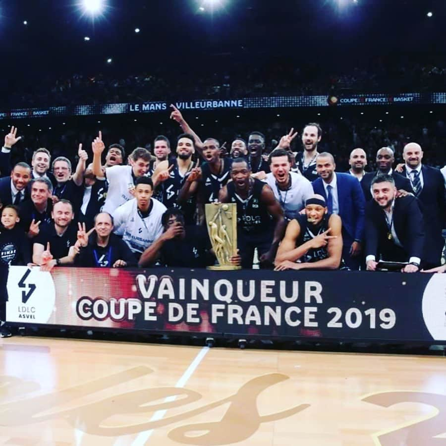 トニー・パーカーさんのインスタグラム写真 - (トニー・パーカーInstagram)「Quelle année ! 🏆🏆🏆 2019 : une Coupe de France et un titre de Champions de France pour @asvel_basket et un titre de Championnes de France pour l’@asvel_feminin !  Que demander de plus... Merci encore à tous nos fans d’avoir encouragés mes deux clubs de basket tout au long de l’année.  Rendez vous l’année prochaine ✨🙏🏼 #ASVELFamily #OLFamily」6月27日 22時40分 - _tonyparker09