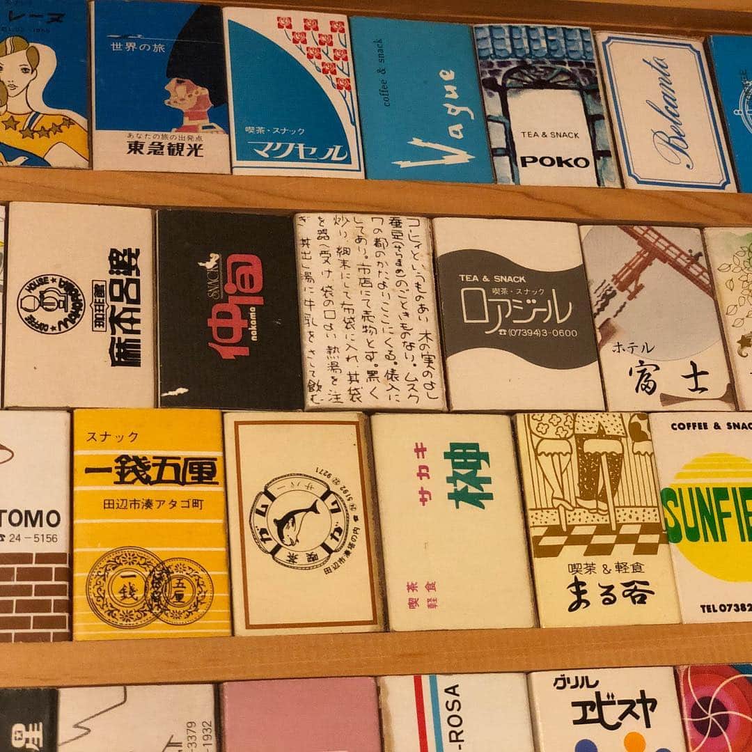 甲斐みのりさんのインスタグラム写真 - (甲斐みのりInstagram)「田辺の喫茶「ビートル」の壁を飾るマッチ。 マスターが高校生だった40年以上前、一緒に喫茶めぐりをしていた友だちが集めていたという貴重なコレクション。 全てがグッドデザインです。 今も和歌山で続く店がちらほらと。 額もその友だちの手作り。 マッチの並びも考え抜かれていて感心。  #喫茶喫茶喫茶」6月27日 22時44分 - minori_loule