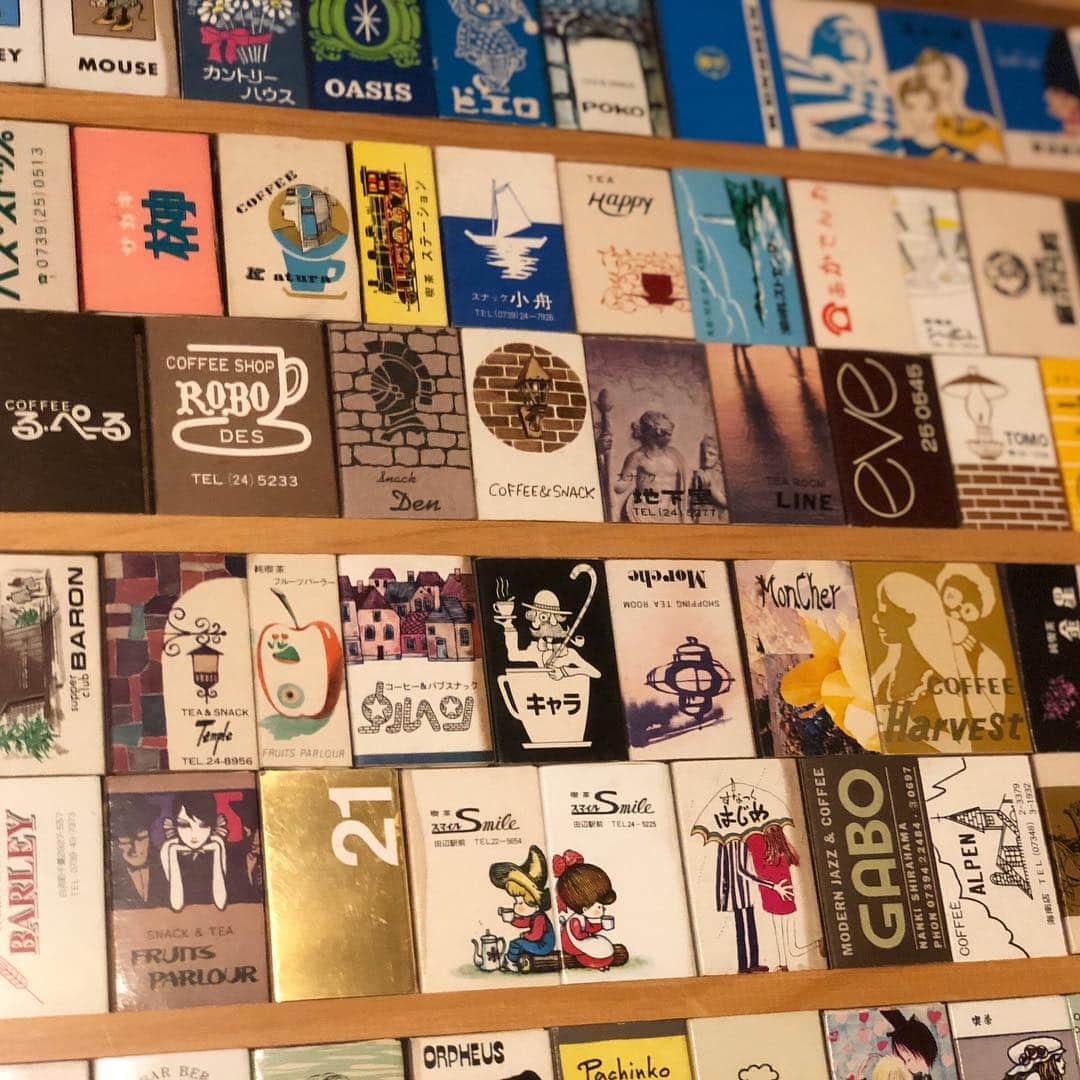 甲斐みのりさんのインスタグラム写真 - (甲斐みのりInstagram)「田辺の喫茶「ビートル」の壁を飾るマッチ。 マスターが高校生だった40年以上前、一緒に喫茶めぐりをしていた友だちが集めていたという貴重なコレクション。 全てがグッドデザインです。 今も和歌山で続く店がちらほらと。 額もその友だちの手作り。 マッチの並びも考え抜かれていて感心。  #喫茶喫茶喫茶」6月27日 22時44分 - minori_loule