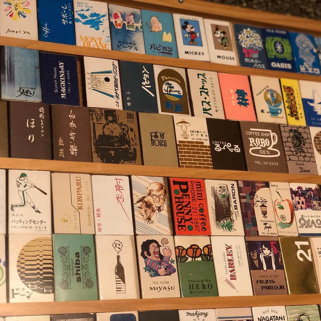 甲斐みのりさんのインスタグラム写真 - (甲斐みのりInstagram)「田辺の喫茶「ビートル」の壁を飾るマッチ。 マスターが高校生だった40年以上前、一緒に喫茶めぐりをしていた友だちが集めていたという貴重なコレクション。 全てがグッドデザインです。 今も和歌山で続く店がちらほらと。 額もその友だちの手作り。 マッチの並びも考え抜かれていて感心。  #喫茶喫茶喫茶」6月27日 22時44分 - minori_loule