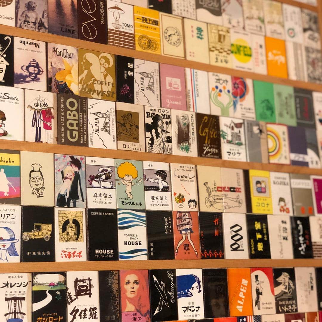 甲斐みのりさんのインスタグラム写真 - (甲斐みのりInstagram)「田辺の喫茶「ビートル」の壁を飾るマッチ。 マスターが高校生だった40年以上前、一緒に喫茶めぐりをしていた友だちが集めていたという貴重なコレクション。 全てがグッドデザインです。 今も和歌山で続く店がちらほらと。 額もその友だちの手作り。 マッチの並びも考え抜かれていて感心。  #喫茶喫茶喫茶」6月27日 22時44分 - minori_loule