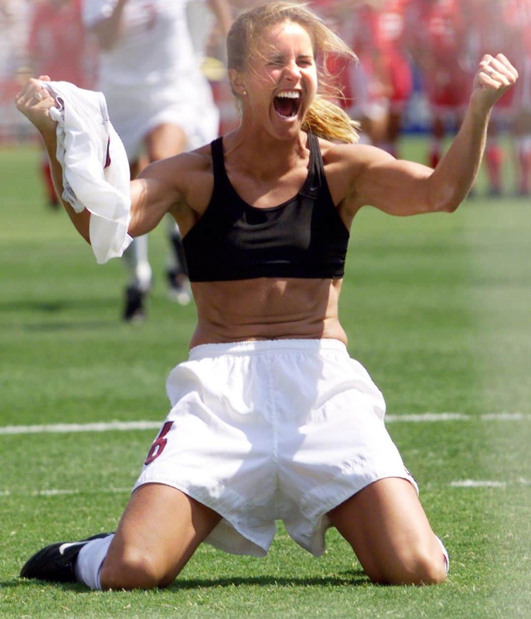 ルモンドさんのインスタグラム写真 - (ルモンドInstagram)「Il y a eu un avant et un après. Au moment où Brandi Chastain enlève son maillot blanc et tombe à genou, en brassière de sport noire, comment peut-elle se douter que ce geste la propulse instantanément au rang d’icône du soccer et du sport féminin ? Le 10 juillet 1999, dans la fournaise californienne qui écrase les 90 000 spectateurs du Rose bowl de Pasadena, la footballeuse américaine n’a pas le temps de penser à l’impact de son geste. Elle est pleinement à sa joie. Grâce à son tir au but transformé face à la Chine, elle vient d’offrir à sa sélection le deuxième titre de championne du monde de son histoire, huit ans après le premier auquel elle avait déjà participé. Vingt ans plus tard, cette célébration est toujours considérée comme l’image la plus forte d’une Coupe du monde qui a constitué un tournant décisif dans l’immense popularité du football aux Etats-Unis, ancré depuis comme le sport féminin numéro 1. - Photo : Hector Mata / AFP (@afpphoto) - #Soccer #Football #FIFAWWC」6月27日 22時46分 - lemondefr