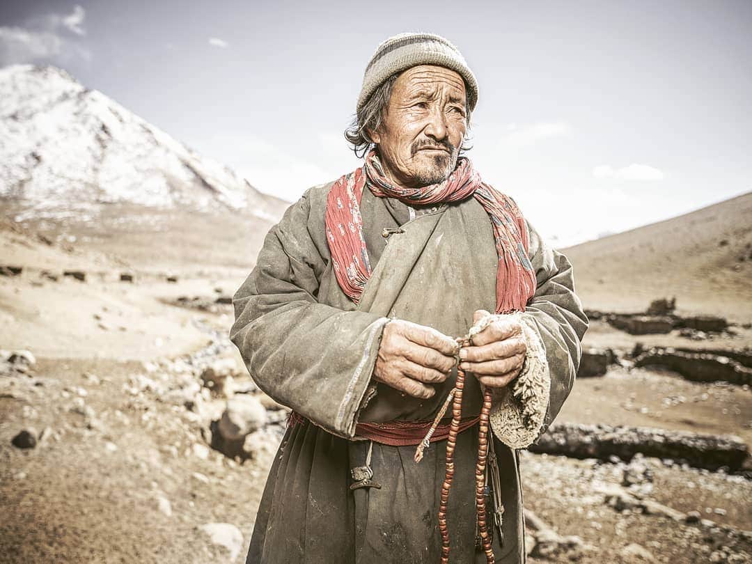 Cory Richardsさんのインスタグラム写真 - (Cory RichardsInstagram)「Changpa Nomad, Ladakh 2018. The Changpa are a semi-nomadic Tibetan people found mainly in the Changtang in Ladakh and in Jammu and Kashmir. A smaller number resides in the western regions of the Tibet Autonomous Region and were partially relocated for the establishment of the Changtang Nature Reserve. // shot using a single B1 light with a collapsible beauty dish.  #travel #portrait #culture #natgeo #india #nomad」6月27日 22時49分 - coryrichards