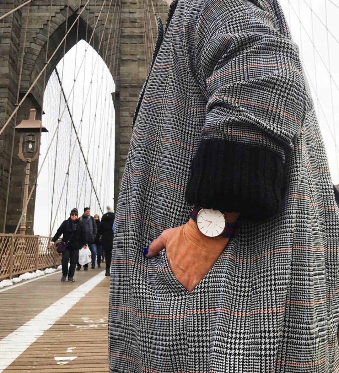 のインスタグラム：「“Not all those who wander are lost.” -J.R.R. Tolkien ✈️🇬🇧❤️🗽⠀⠀⠀⠀⠀⠀⠀⠀⠀ ⠀⠀⠀⠀⠀⠀⠀⠀⠀ #travel #nyc #masterwatch #watches #watchstrap #nato」