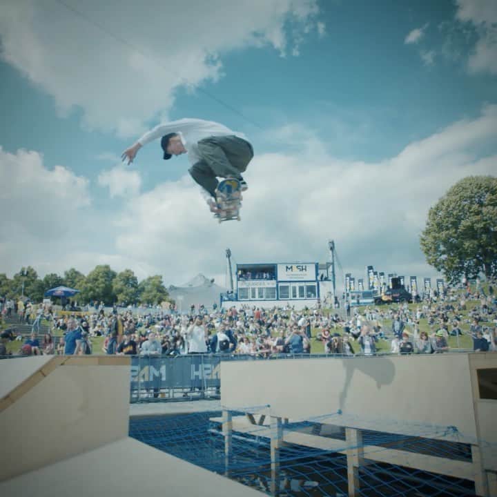 のインスタグラム：「Red Bull Roller Coaster is back! 🎢 Buckle up and get ready for the world's best skaters at the #MunichMash this Saturday. 🔥 Catch all the action LIVE on Red Bull TV. 📺 Link in bio. @redbullskate #skate #redbullrollercoaster #munich #givesyouwings」