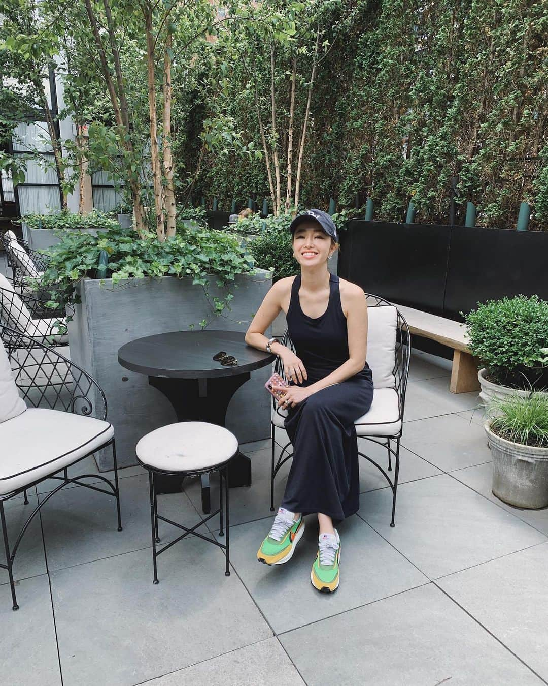 翁安芸さんのインスタグラム写真 - (翁安芸Instagram)「The Terrace on Saturday🌿  my new favorite everyday dress by @wakanozawa @bayflow_inc 💙 photo by @stevenlam929 ☀️ #newyork #nyc #editionhotel #ニューヨーク #akiweng #outfit  #翁安芸 #nike」6月27日 22時53分 - akinyc