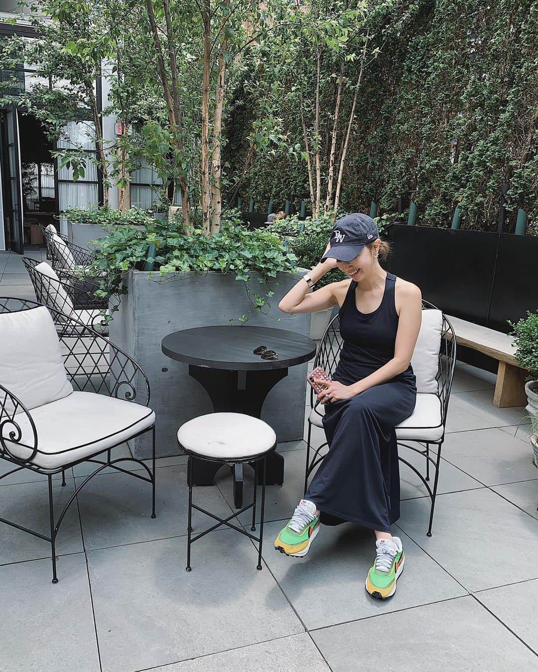 翁安芸さんのインスタグラム写真 - (翁安芸Instagram)「The Terrace on Saturday🌿  my new favorite everyday dress by @wakanozawa @bayflow_inc 💙 photo by @stevenlam929 ☀️ #newyork #nyc #editionhotel #ニューヨーク #akiweng #outfit  #翁安芸 #nike」6月27日 22時53分 - akinyc