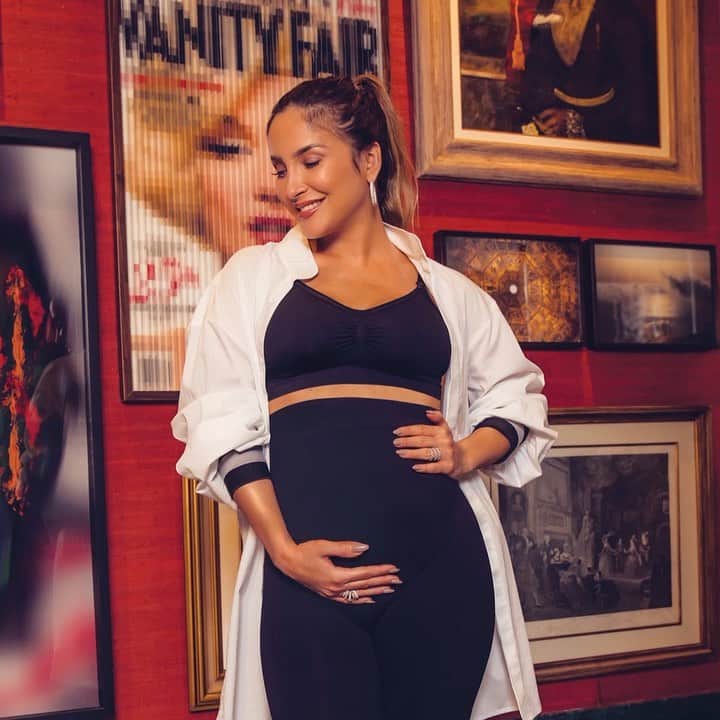 Claudia Leitteのインスタグラム：「Dica de look moderno e confortável para as gravidinhas de plantão? @plielingerie, minha gente! 🤰 Essa legging tem o tecido mais fino na barriga, confortável pra mim e pra Bela, e ainda ajuda a sustentar o peso da barriga! O Sutiã de amamentação da Plié é tão lindo que adotei como parte do meu look pra sempre!!! E tem mais! Dá uma olhada aí nos stories #TaTodoMundoDePlié #NovasCurvas #RespeitoAsCurvas #LinhaMaternity」
