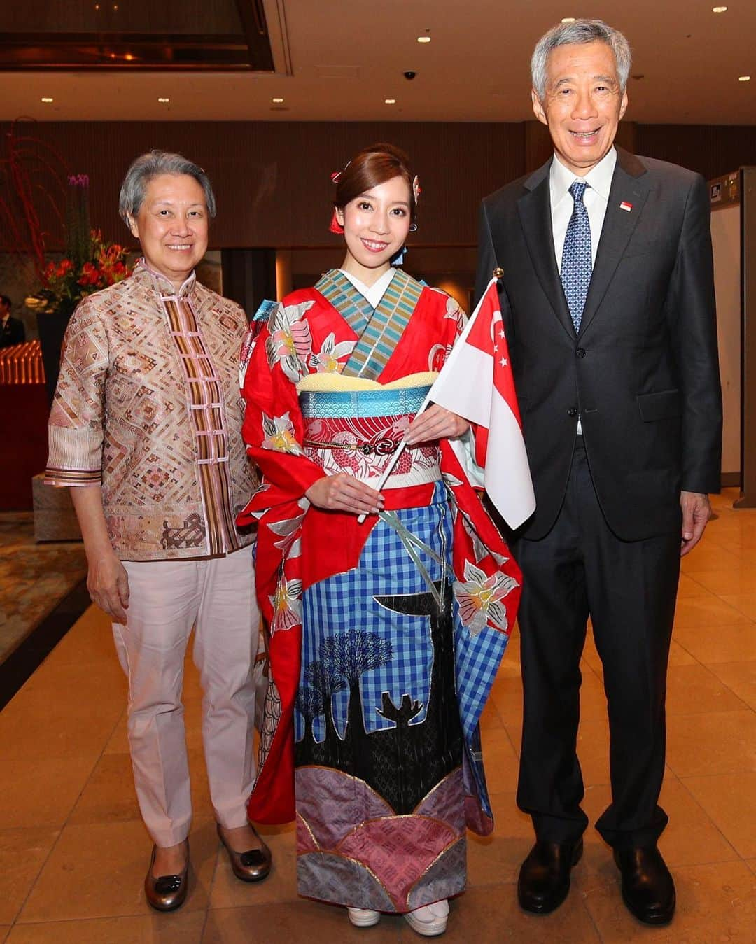 リー・シェンロンさんのインスタグラム写真 - (リー・シェンロンInstagram)「Received a gracious welcome yesterday evening by Miss Yui Yamada in her unique kimono – a beautiful blend of exquisite Japanese workmanship and the iconic sights and symbols of Singapore!⠀ ⠀ This one-of-a-kind kimono was designed by art students from Shoyo High School in Kagoshima, and made in Kyoto through a traditional dye and hand weave method. Look closely and you’ll see the Vanda Miss Joaquim, the Merlion, Marina Bay Sands, the Supertrees, and our city skyline! :)⠀ ⠀ Will be busy at @g20org over the next couple of days. Look forward to fruitful discussions with other leaders to tackle pressing issues. – LHL⠀ ⠀ #G20 ⠀ #G20Japan⠀ #G20大阪サミット⠀ ⠀ (MCI Photos by Chwee)」6月28日 9時56分 - leehsienloong