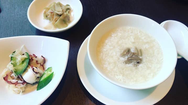 田中ウルヴェ京さんのインスタグラム写真 - (田中ウルヴェ京Instagram)「白金台のシェラトン都ホテルにある中華「四川」。 打ち合わせでもよく使います。 担々麺が大好物でしたが、どうも人生での必要量を私、食べ終えたようで興味がなくなりました。😊 何事も「やりきる」って大事なんでしょーか。😊😉 平日ランチはギリギリの遅い時間に行くと食べながらの仕事も勉強もはかどります。  ランチとっても美味しかった。  ちなみに、この都ホテル。ほぼほぼ生まれた時から既にあったホテルだと記憶しますが。小さい頃はずっと自分のホテルだと思っていた。  Shisen, a Chinese restaurant in Sheraton Miyako hotel Tokyo, is always crowded in the weekday lunch time. The best is going there around 13pm. 😊👍 #shirokanedai #sheratonmiyako #shisen #白金台 #シェラトン都ホテル東京 #四川」6月28日 9時56分 - miyako.tanaka.oulevey